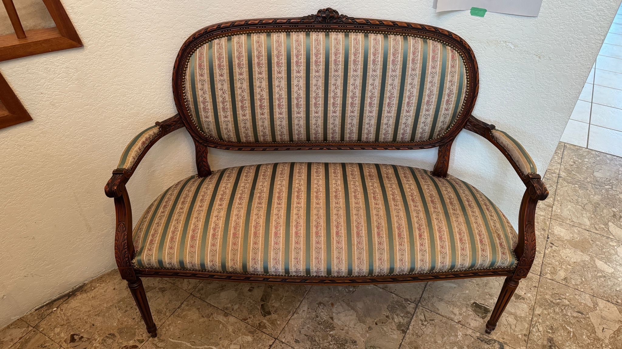 Beautiful Louis XIV Style Upholstered Wood Bench – C$375