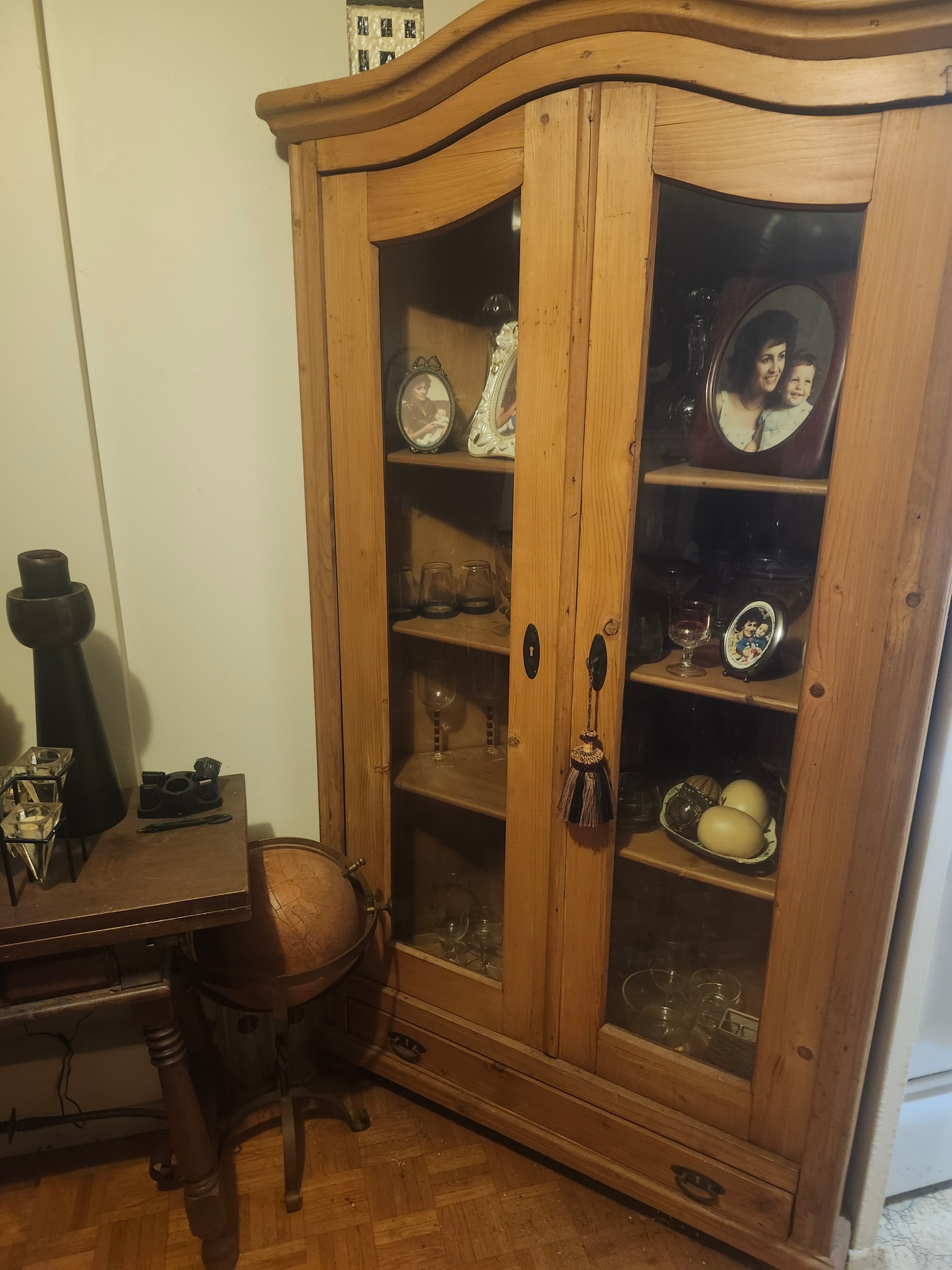 Corner cabinet