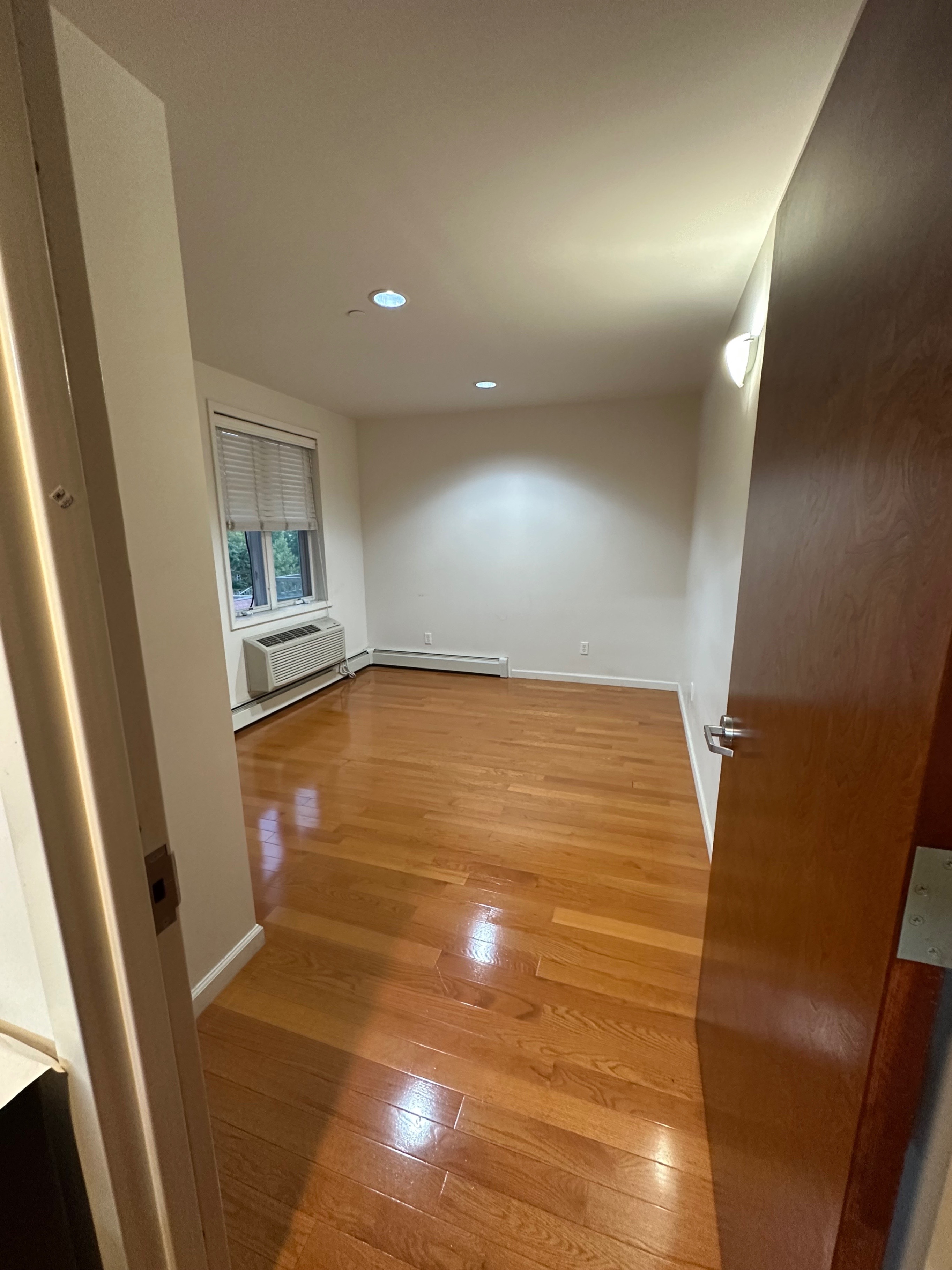 MURRAY HILL - BEDROOM - PERSONAL BATHROOM/SHOWER - LAUNDRY