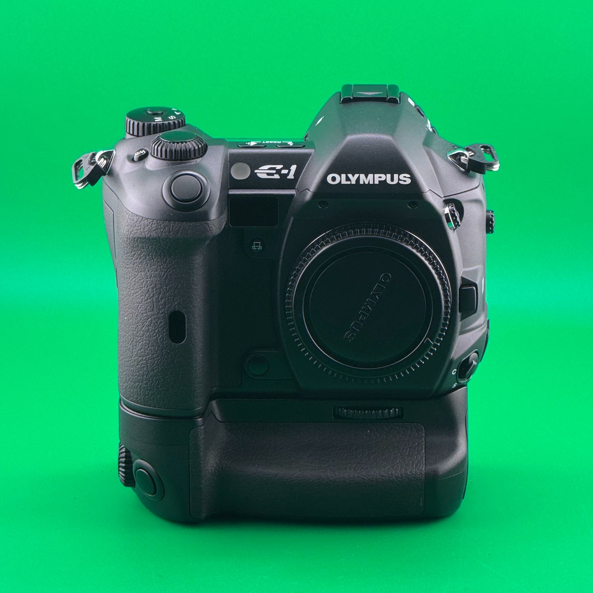 Olympus E-1 - With HLD-2 Battery Grip - SLR Camera - Excellent - photo 2