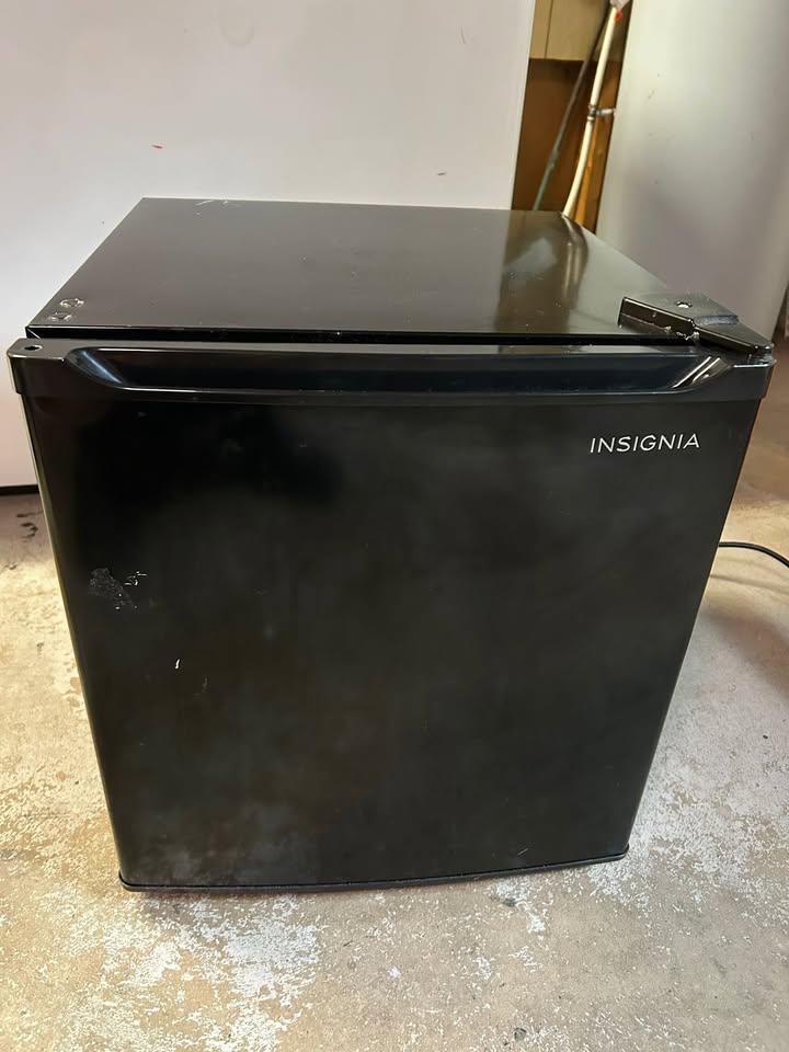 Insignia mini bar fridge