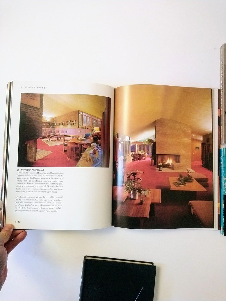 Frank Lloyd Wright reads! - photo 3