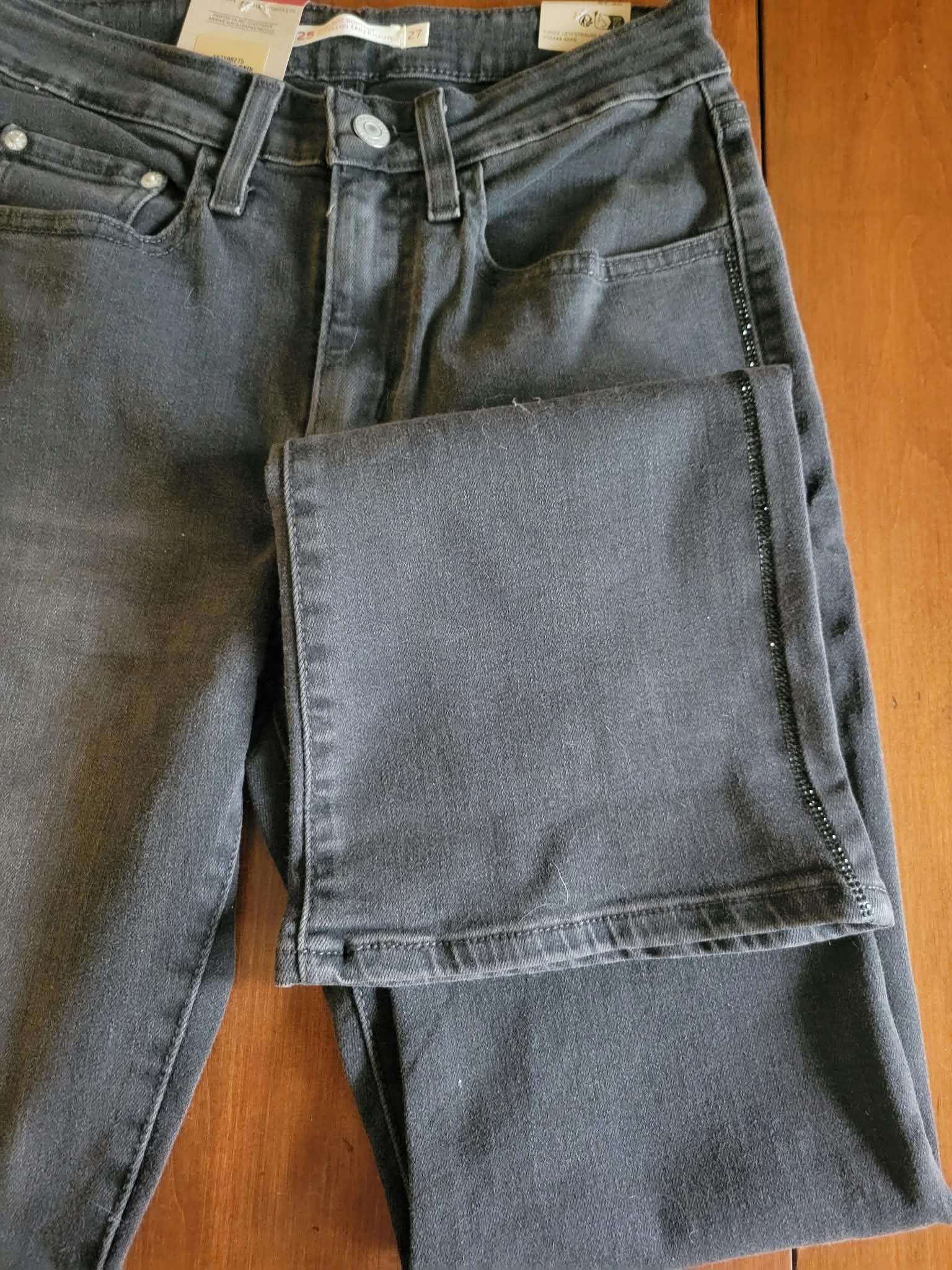 Levi's 725 High Rise Bootcut Jeans