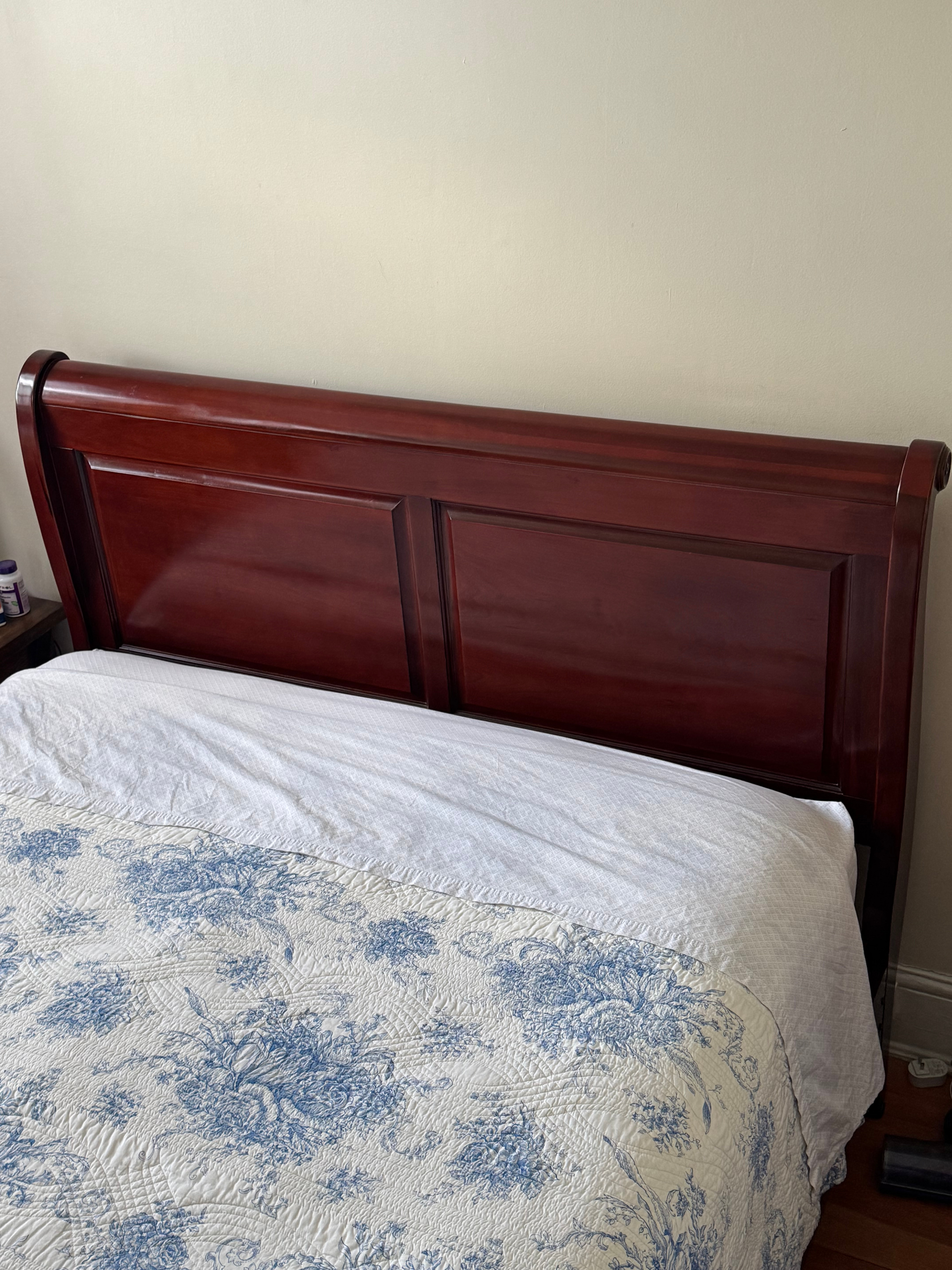 Queen Size Sleigh Bed by Ashley Furniture - photo 3