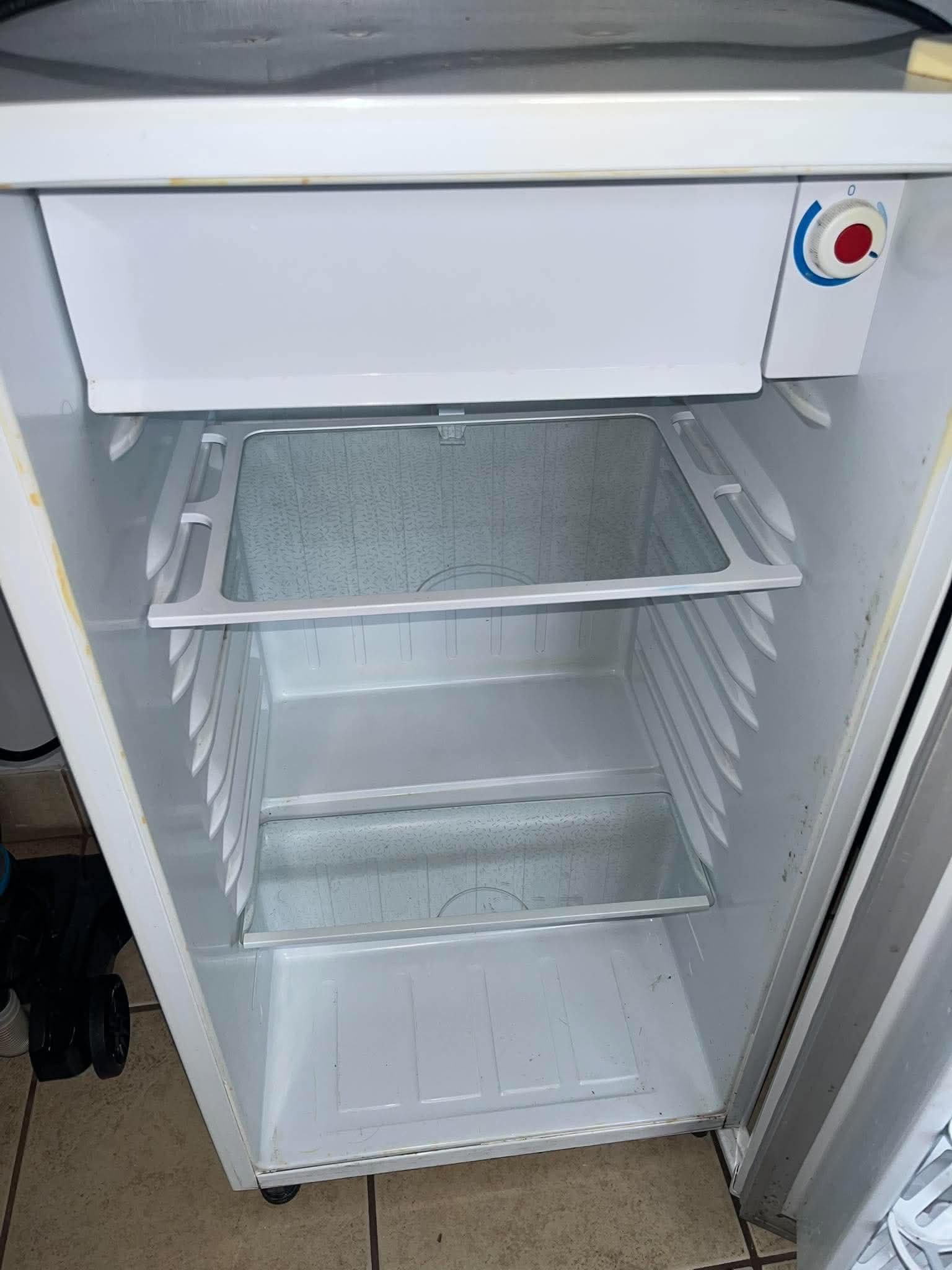 Danby Mini Fridge / Compact Refrigerator – Working - photo 2