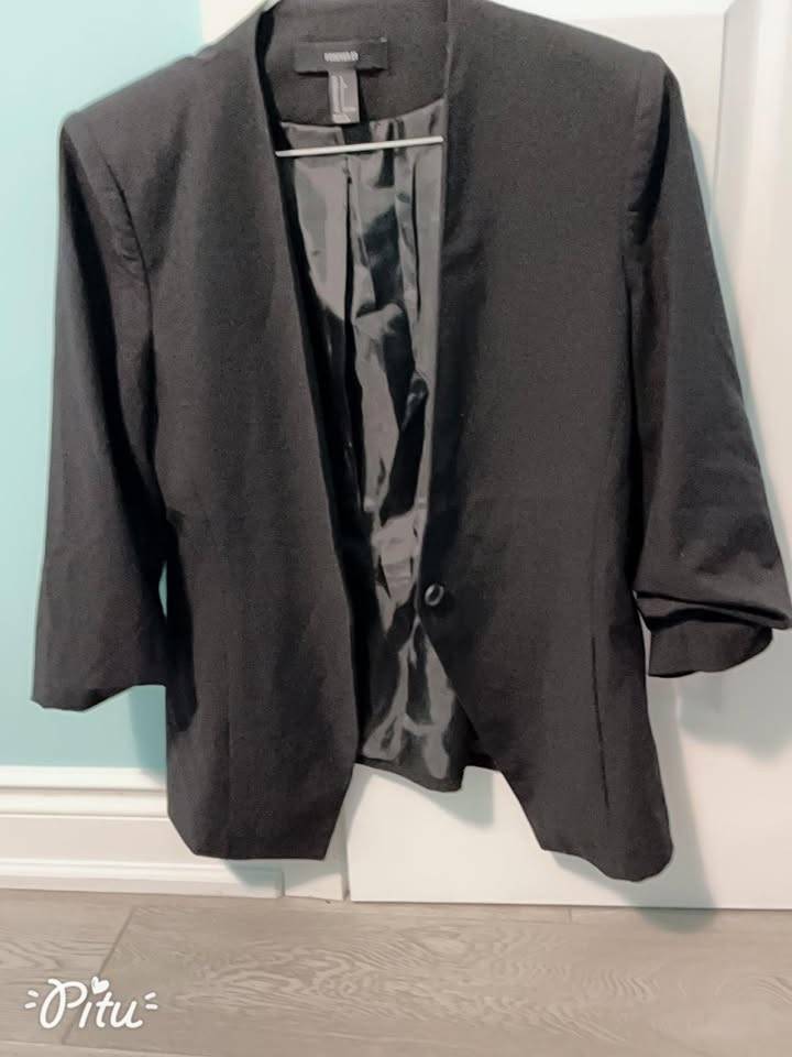 Classic black open-front blazer with 3/4 sleeves