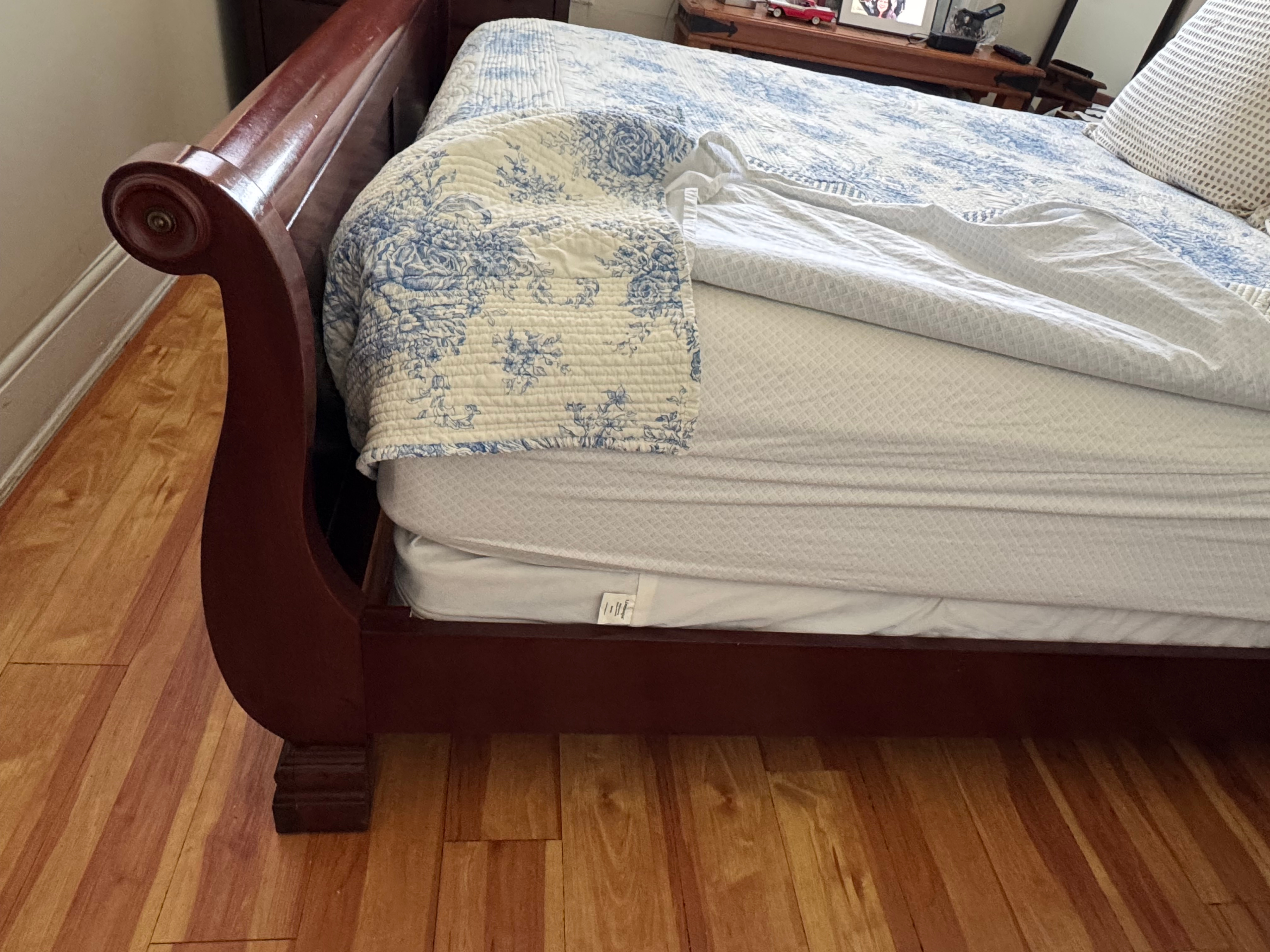 Queen Size Sleigh Bed by Ashley Furniture - photo 2