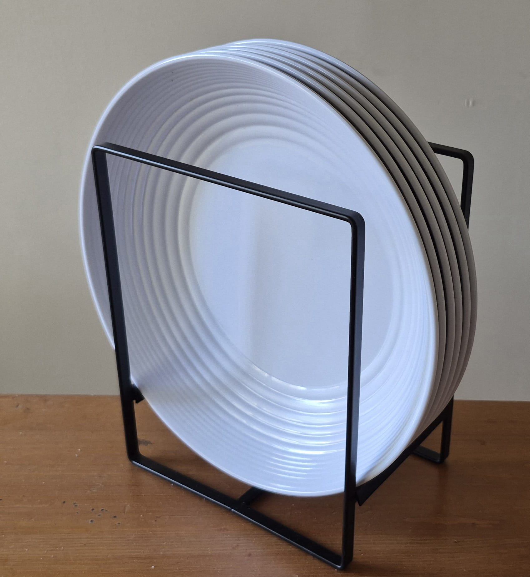 Melaware - Set of 6x Plastic White Concave Plates with Stand
