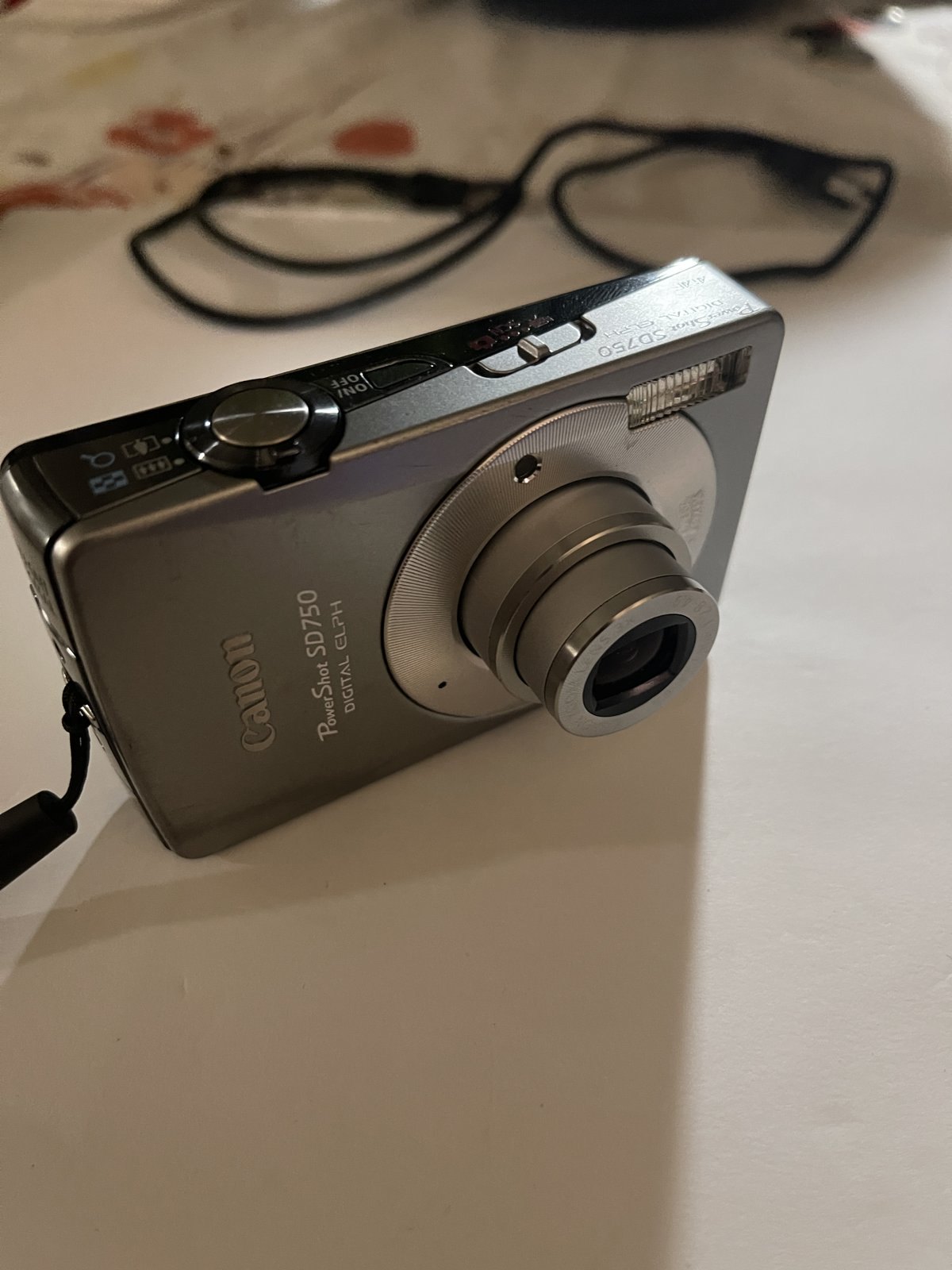 Canon PowerShot SD750 ELPH 7.1MP Camera + 3 Batteries, Charger