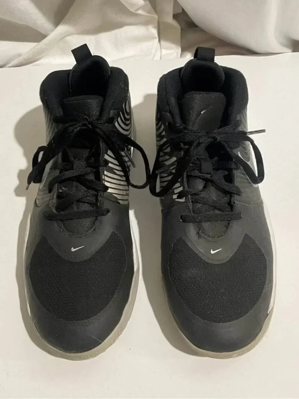 Nike Team Hustle Quick 2 GS Girls 6.5Y Black & Silver Sneakers