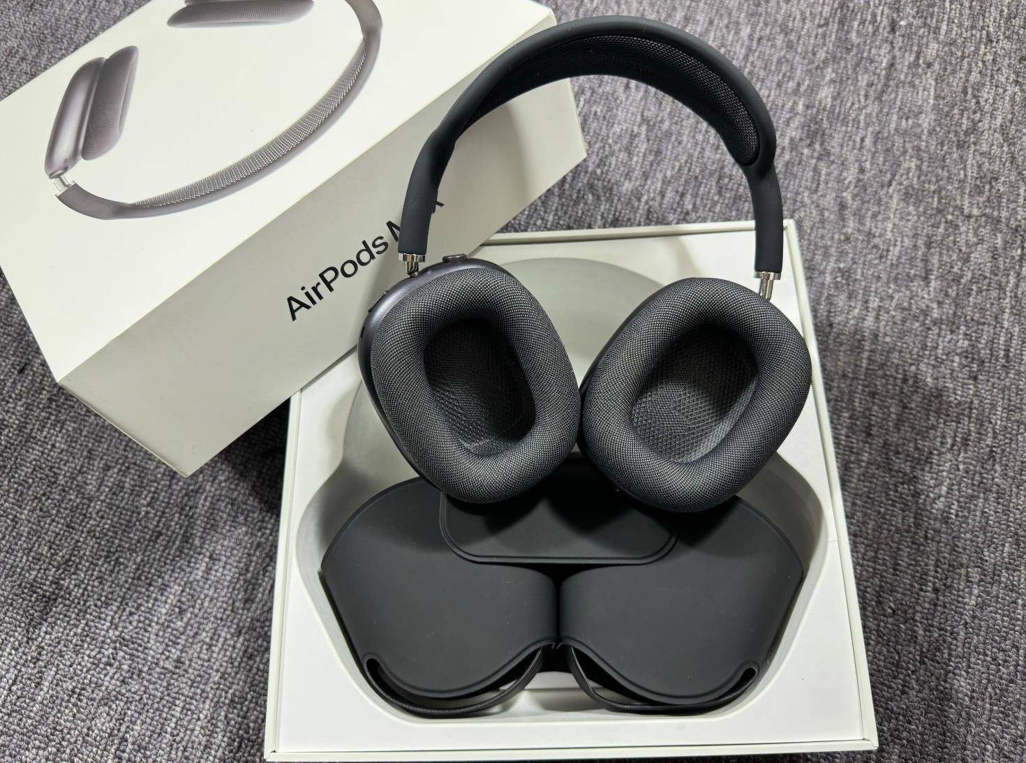 Sealed Black AirPod Max USB-C (Negotiable) - photo 2