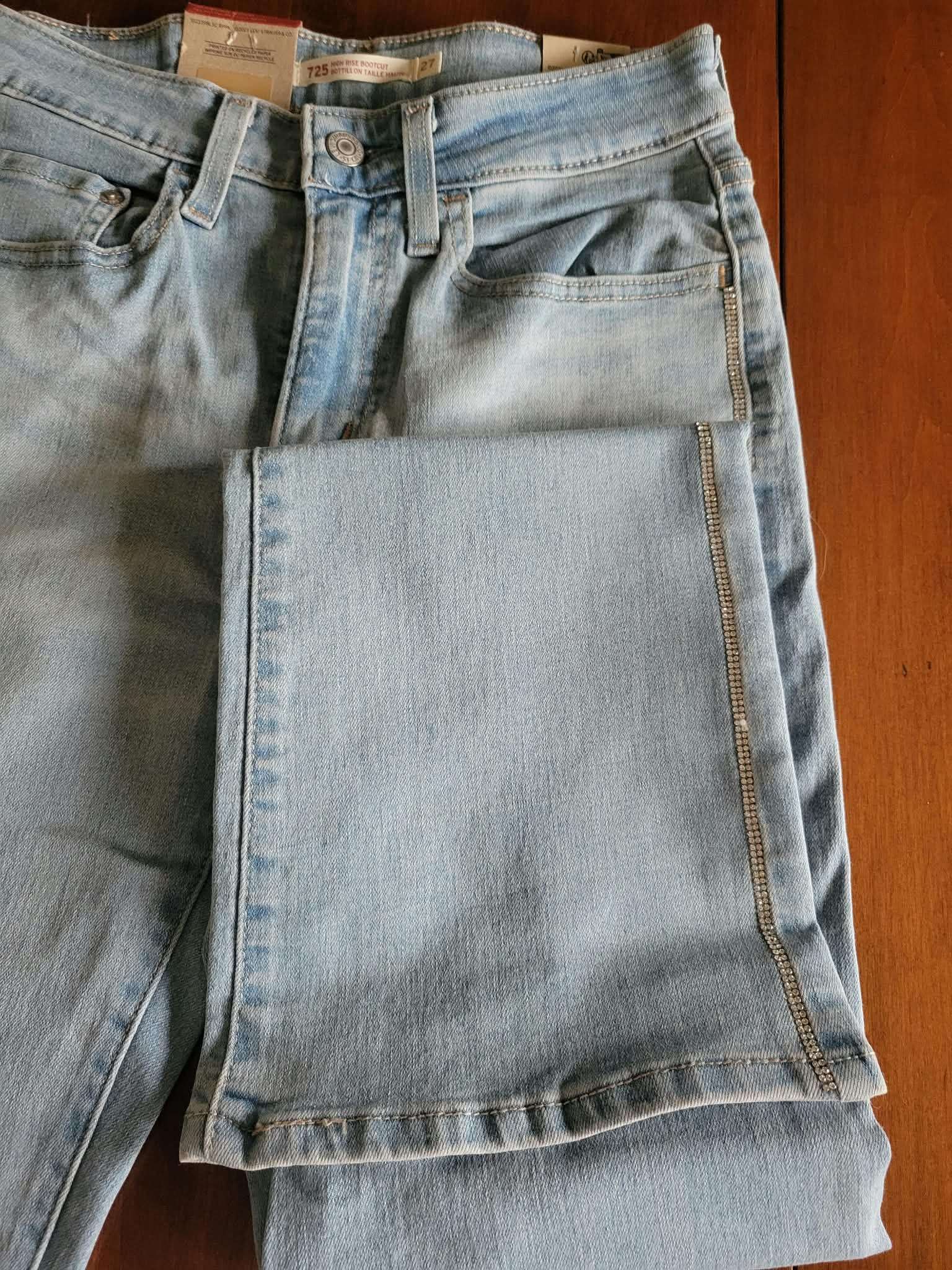 Levi's 725 High Rise Bootcut Jeans