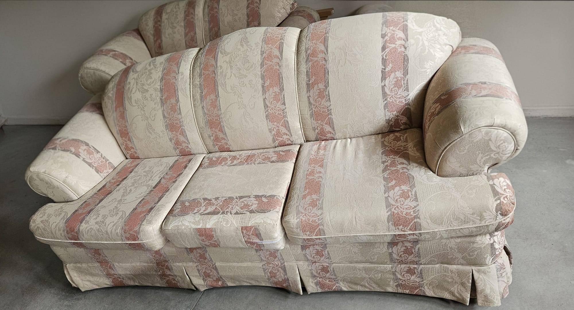 Clean Sofa & Loveseat Set (No Pets/No Smoke) - Winnipeg - photo 2