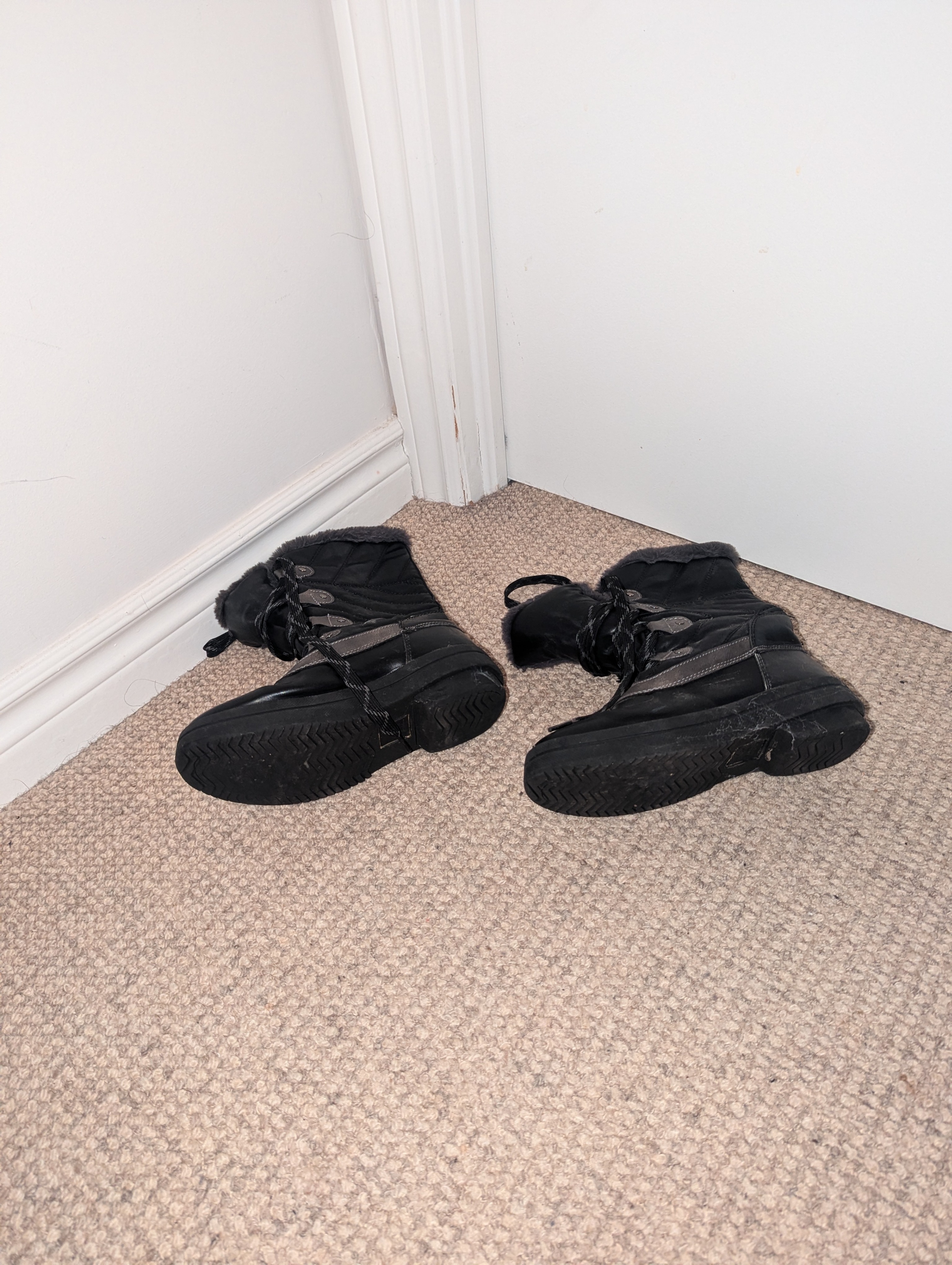 Black Winter Boots US Size 6 - photo 2