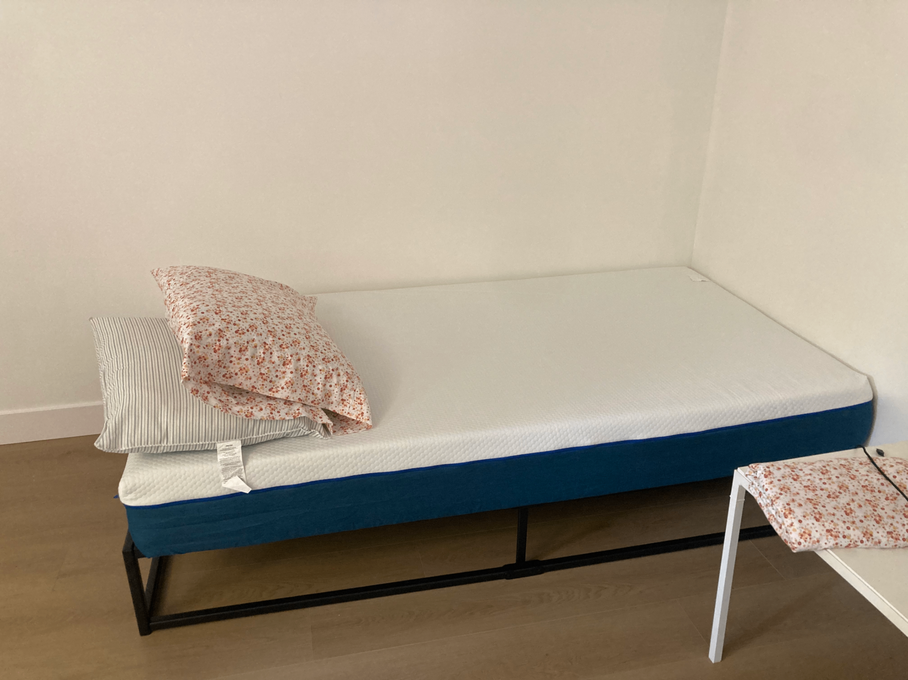 8-inch twin mattress & metal bed frame - AS NEW - photo 2