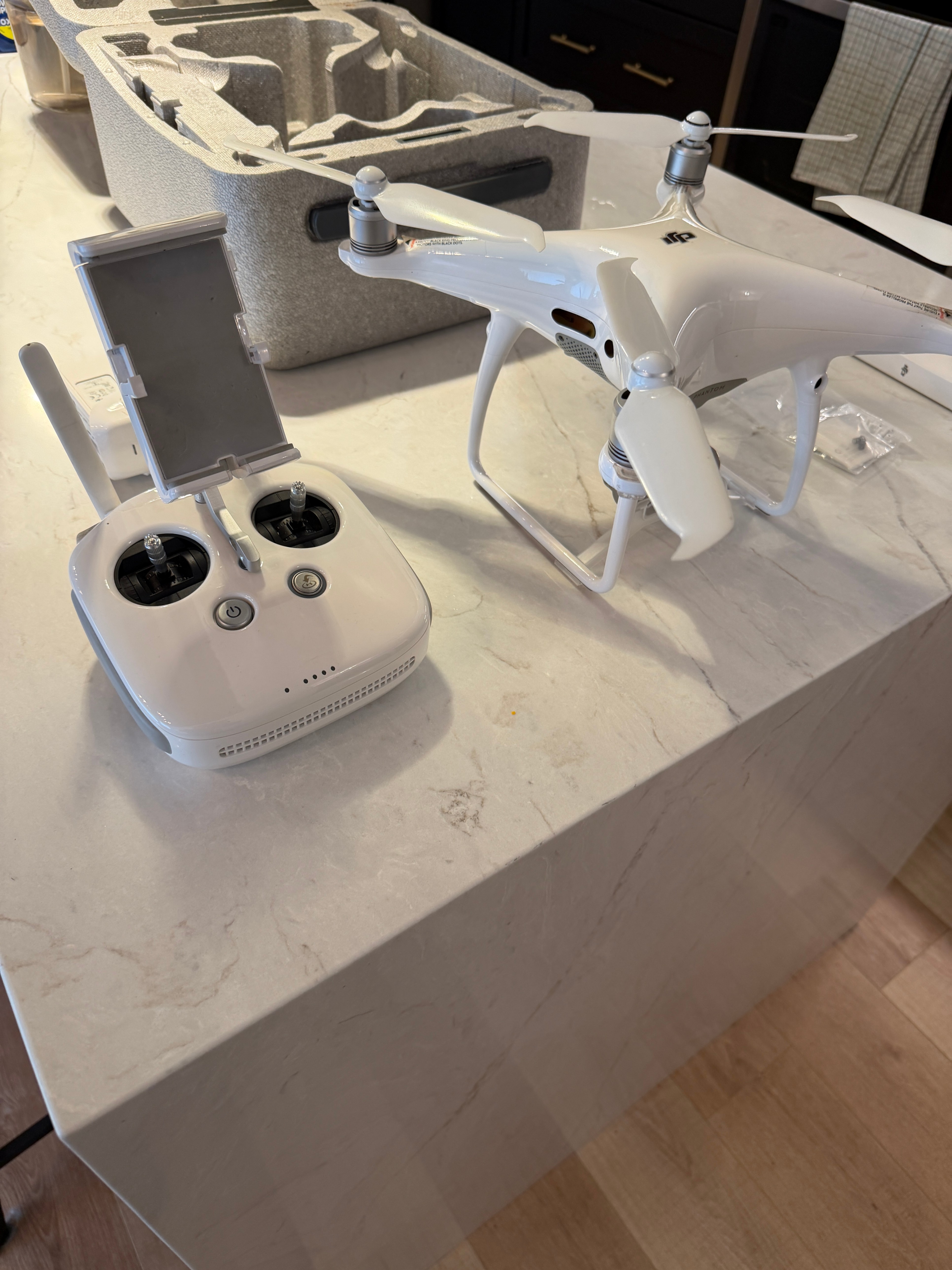 DJI Phantom 4 — 2 batteries, valise, hélices extras — Montréal - photo 3