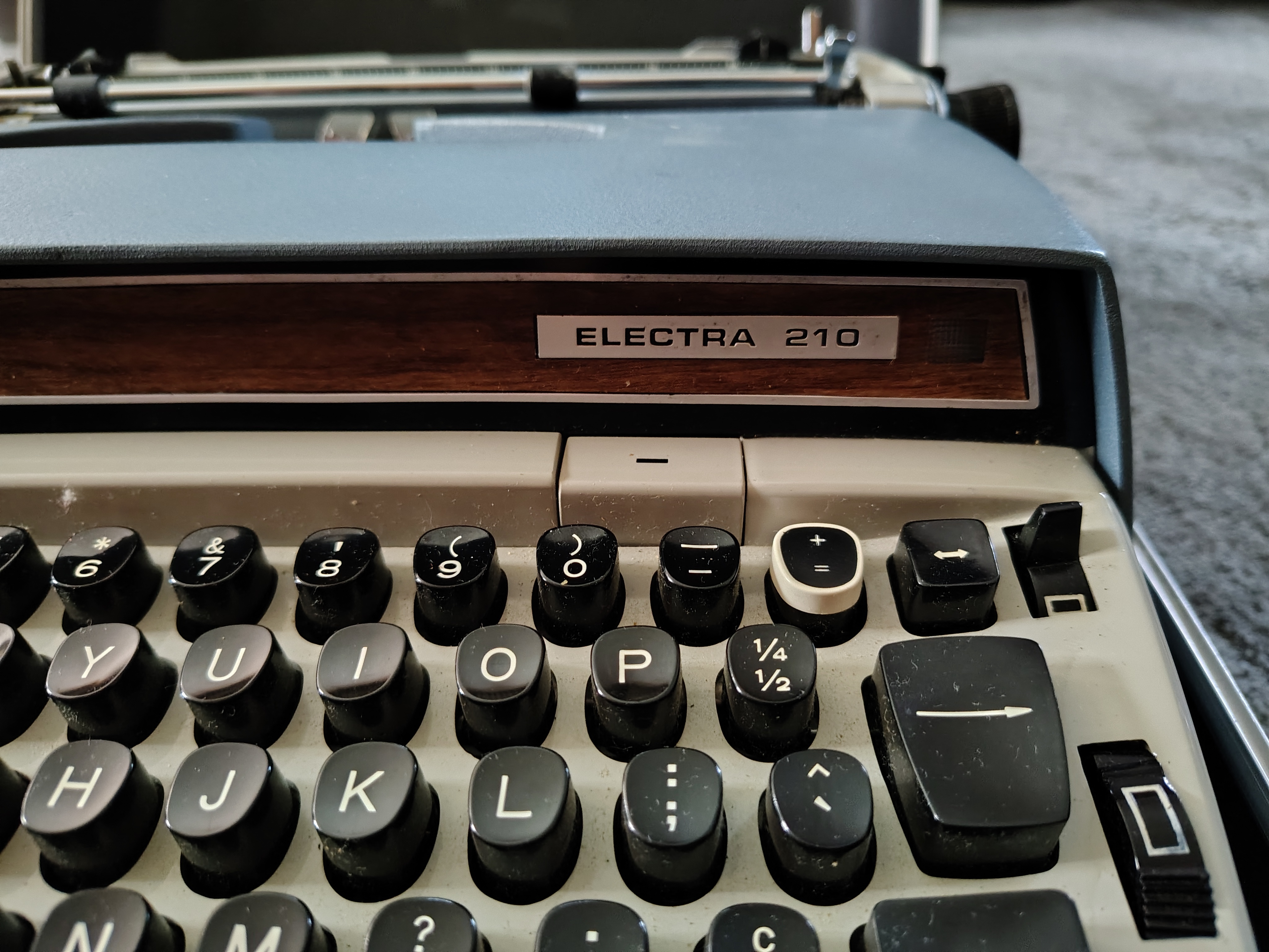 Vintage Smith-Corona Electra 210 Electric Typewriter - photo 2