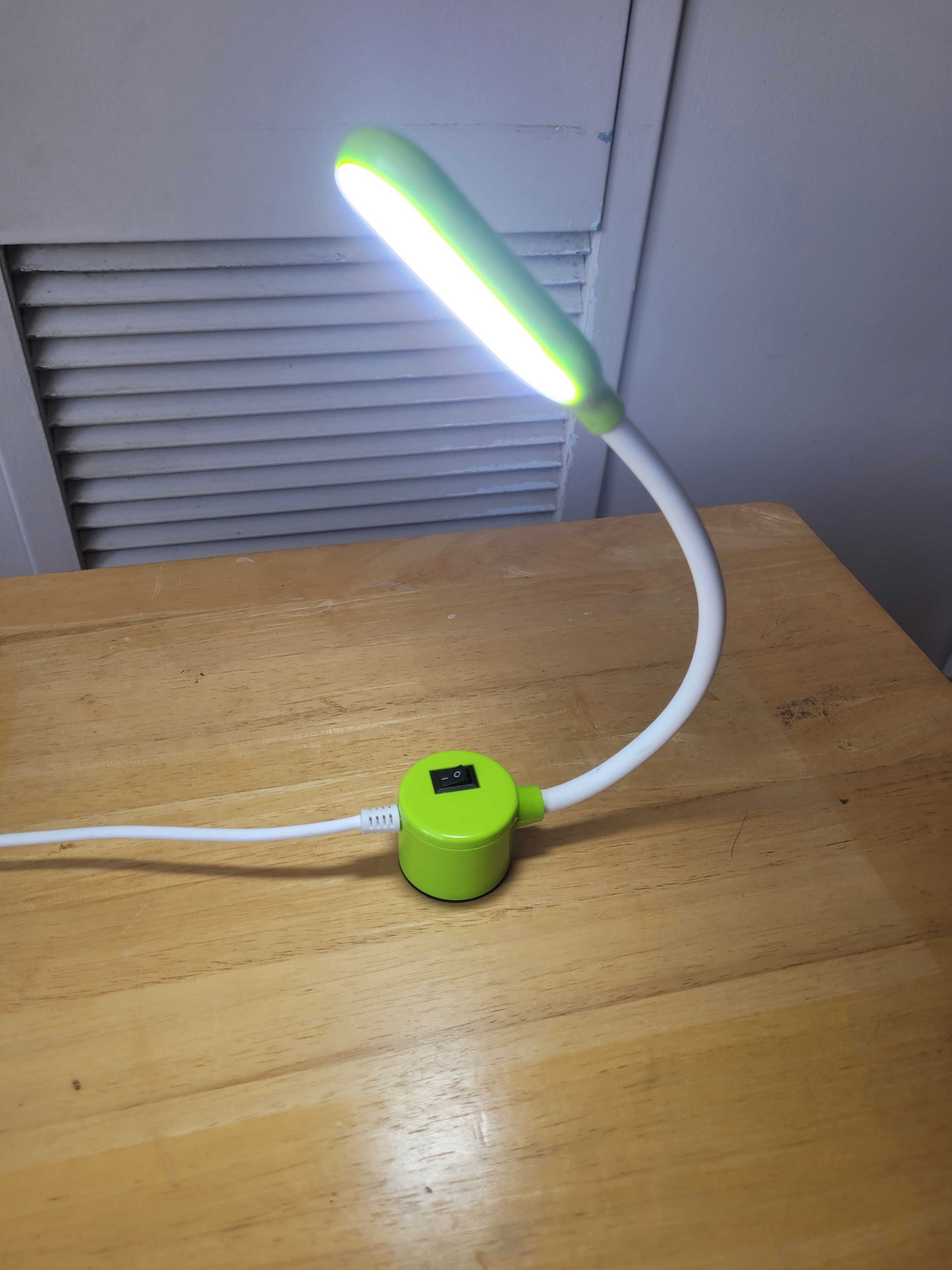 Flexible LED Work Light / Desk Lamp with Magnetic Base - photo 2