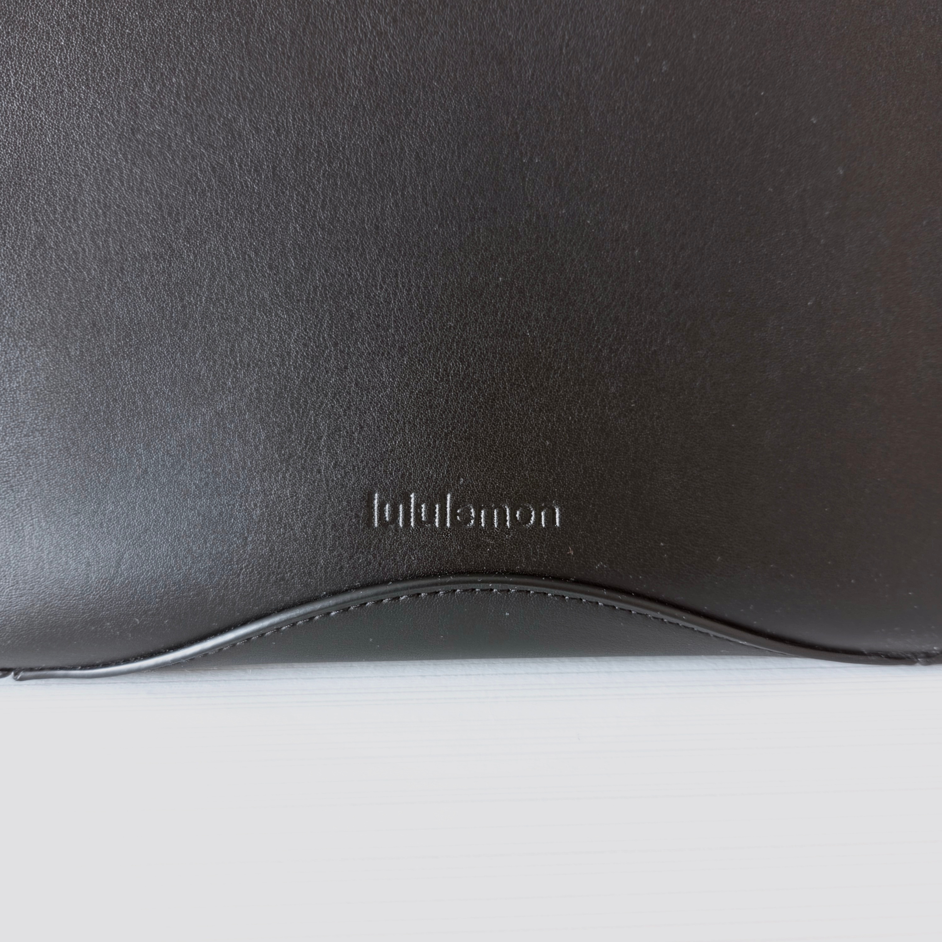 Lululemon Black & Gold Shoulder 8-Litre Bag - Pre-Loved! ✨ - photo 3