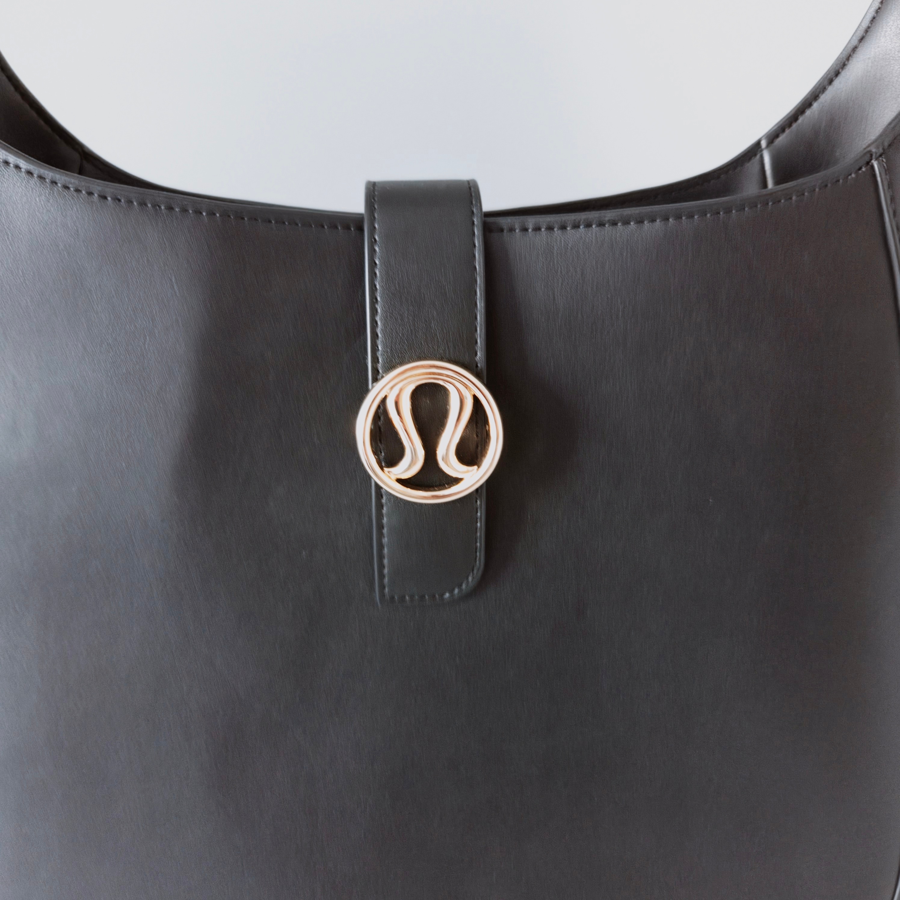 Lululemon Black & Gold Shoulder 8-Litre Bag - Pre-Loved! ✨ - photo 4