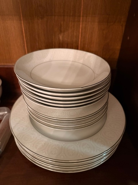 78 Piece China Set - photo 4