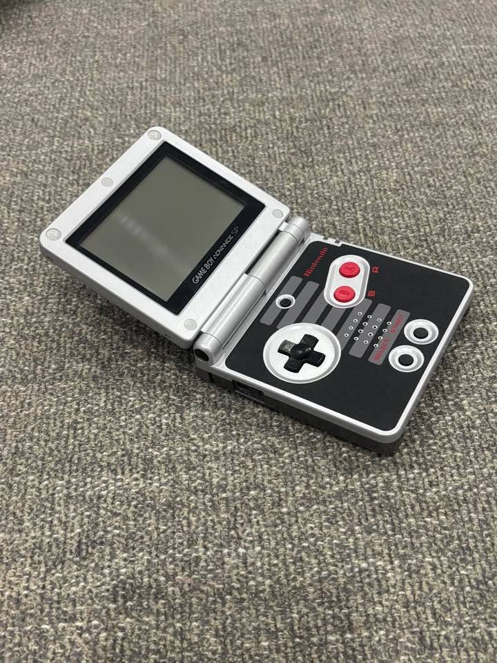 Vintage Game Boy Advance SP NES LE Classic + 2 Games - photo 5