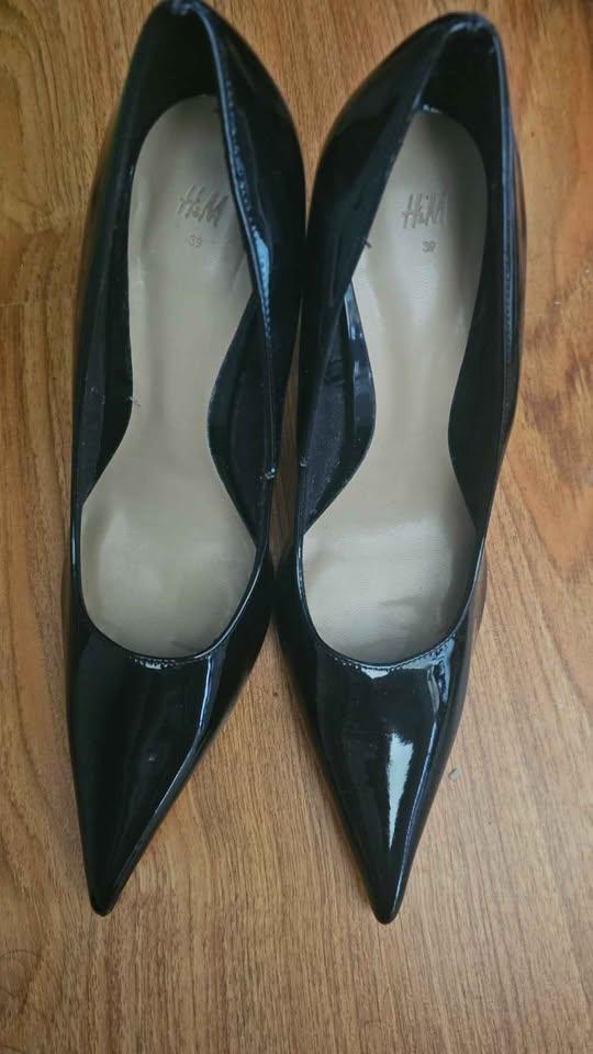 Selling almost new H&M shoes
