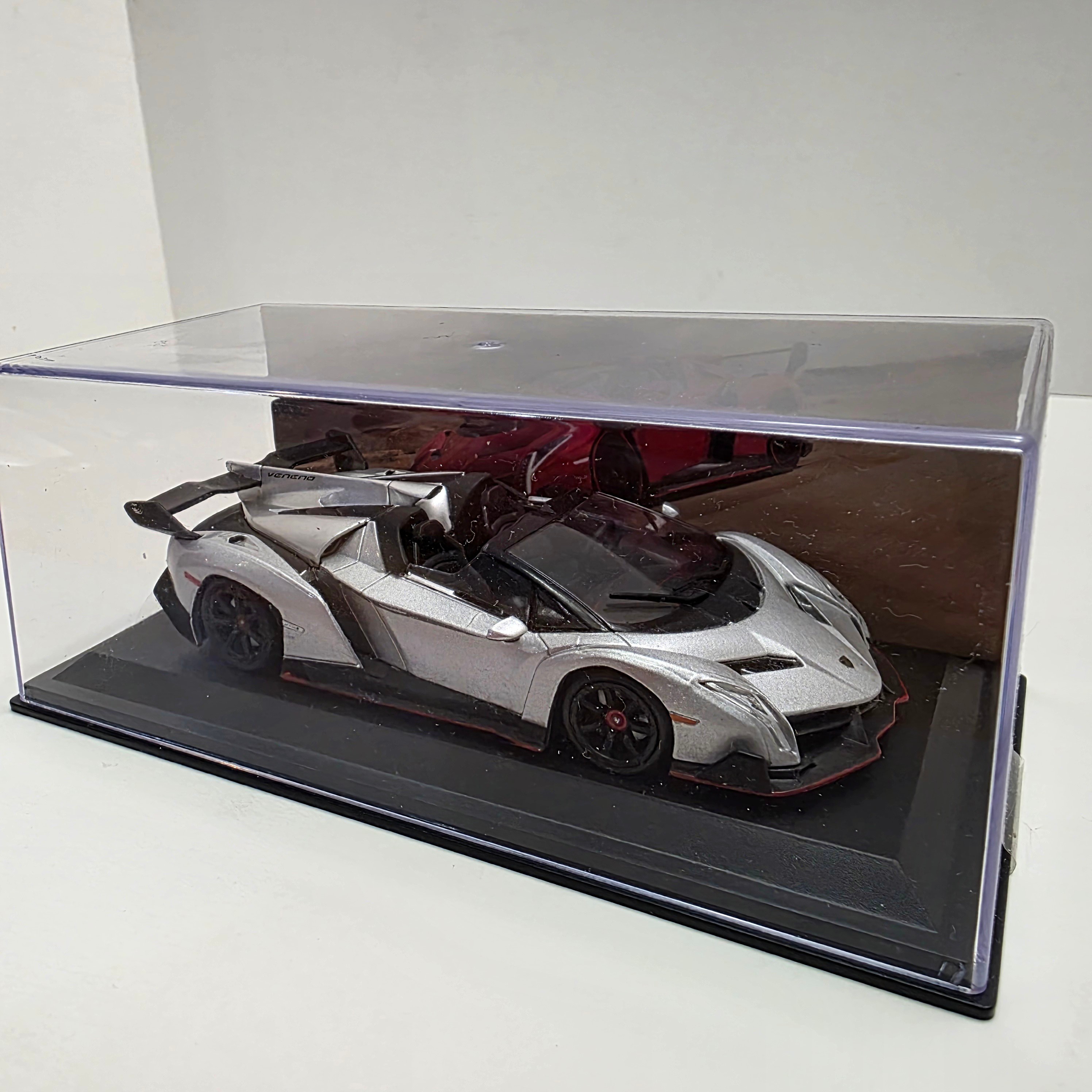 Lamborghini Veneno Roadster Die-cast Model Car 1:43 - photo 3