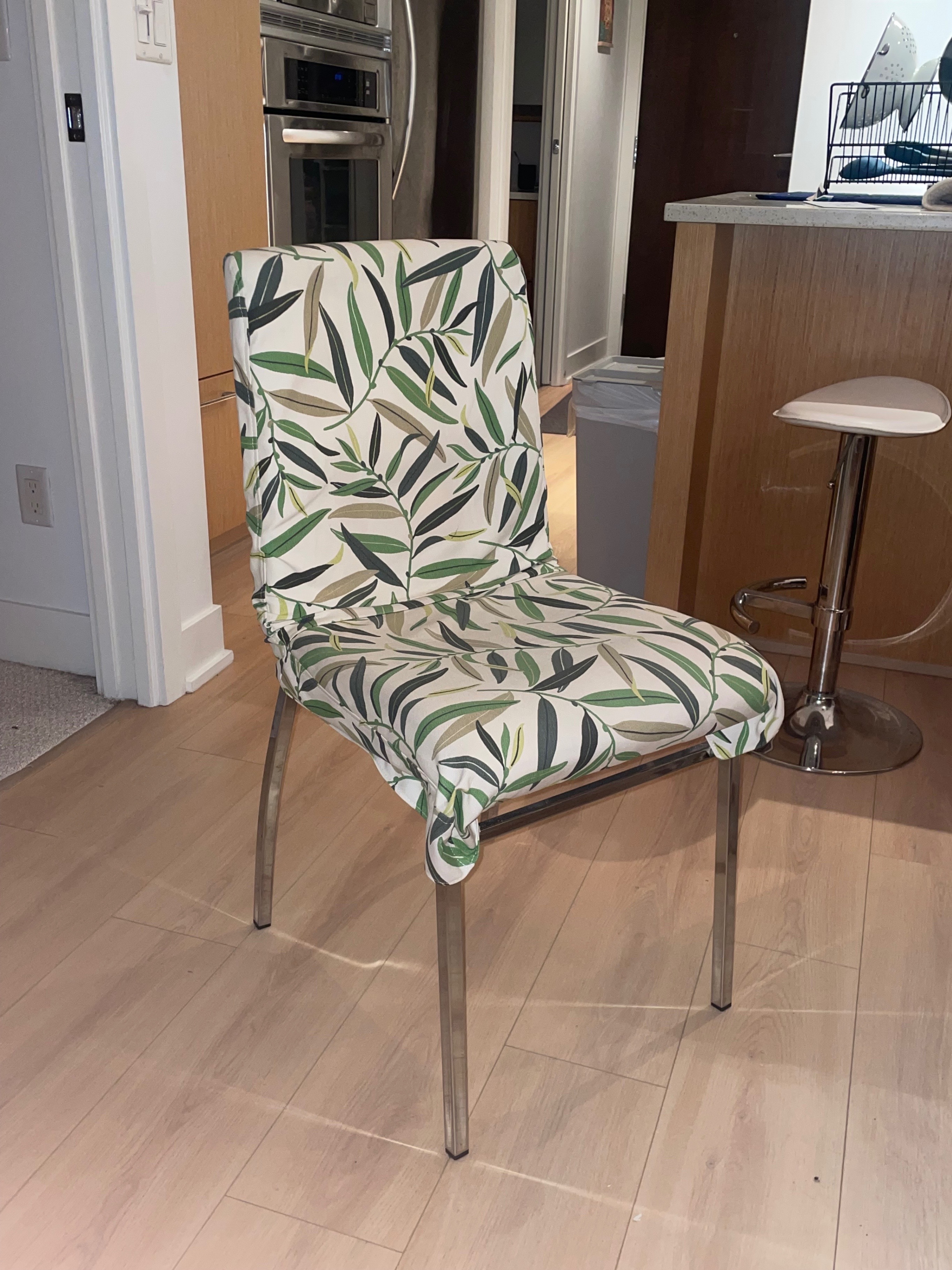 4 dining room chairs with leafy chair cover - photo 2