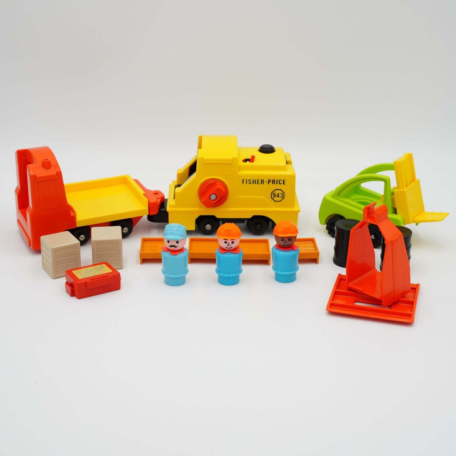 Vintage Fisher Price Lift And Load Railroad Playset #943 - photo 3