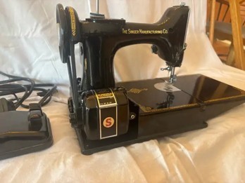 Vintage Singer Sewing Machine with Case