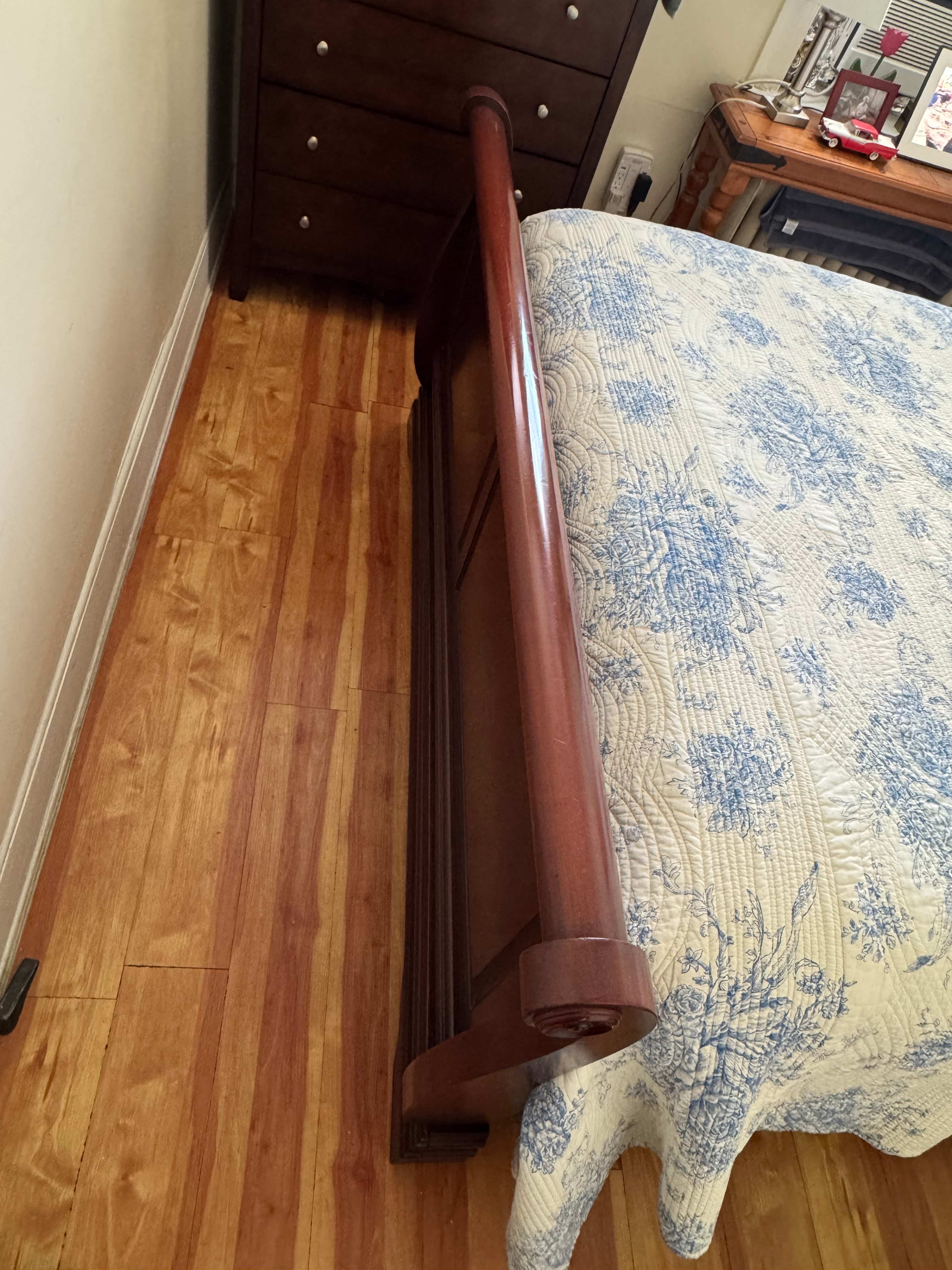 Queen Size Sleigh Bed by Ashley Furniture - photo 4