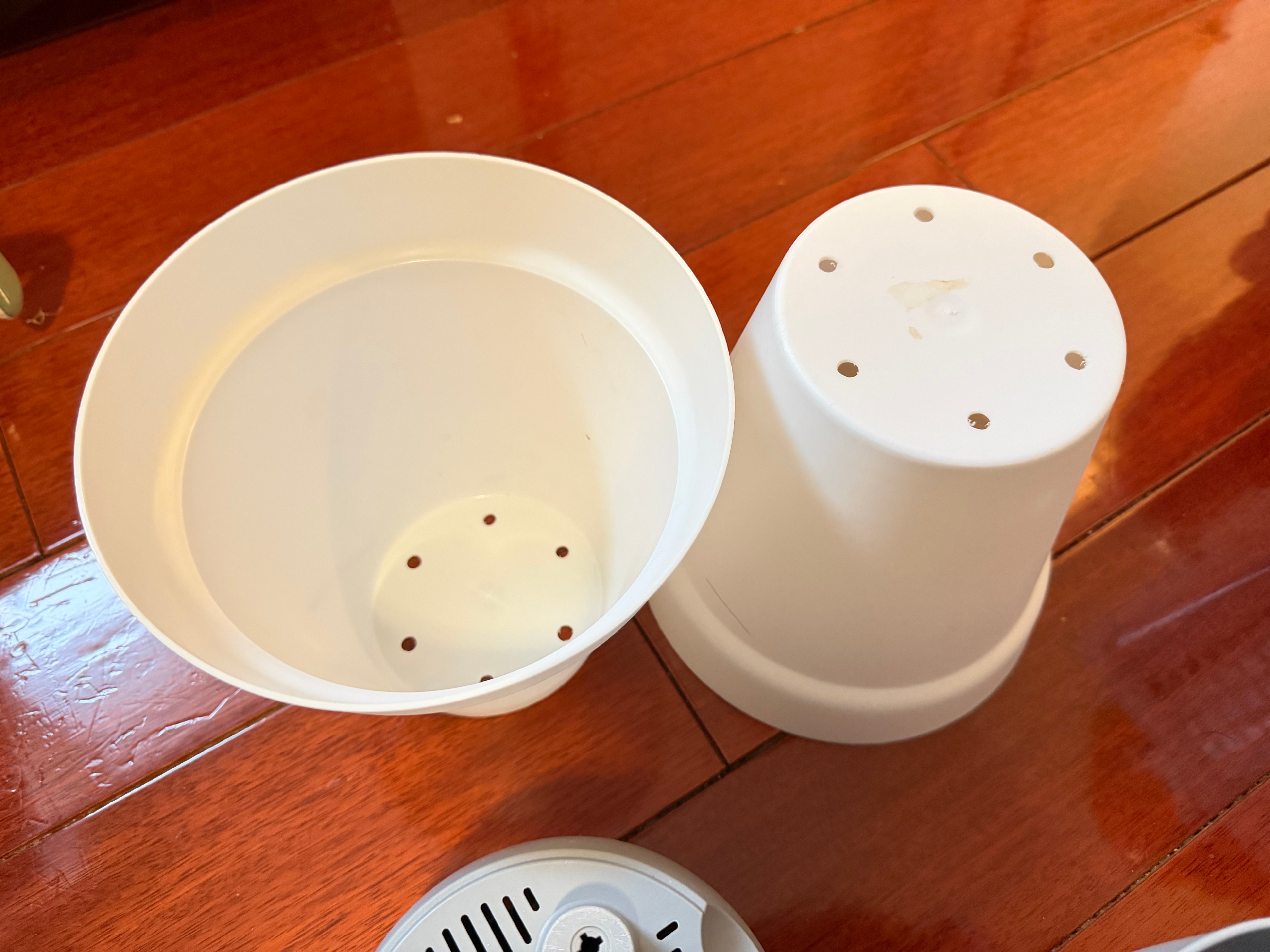 Set of 4 Plastic Plant Pots with Drainage – Grey & White - photo 4