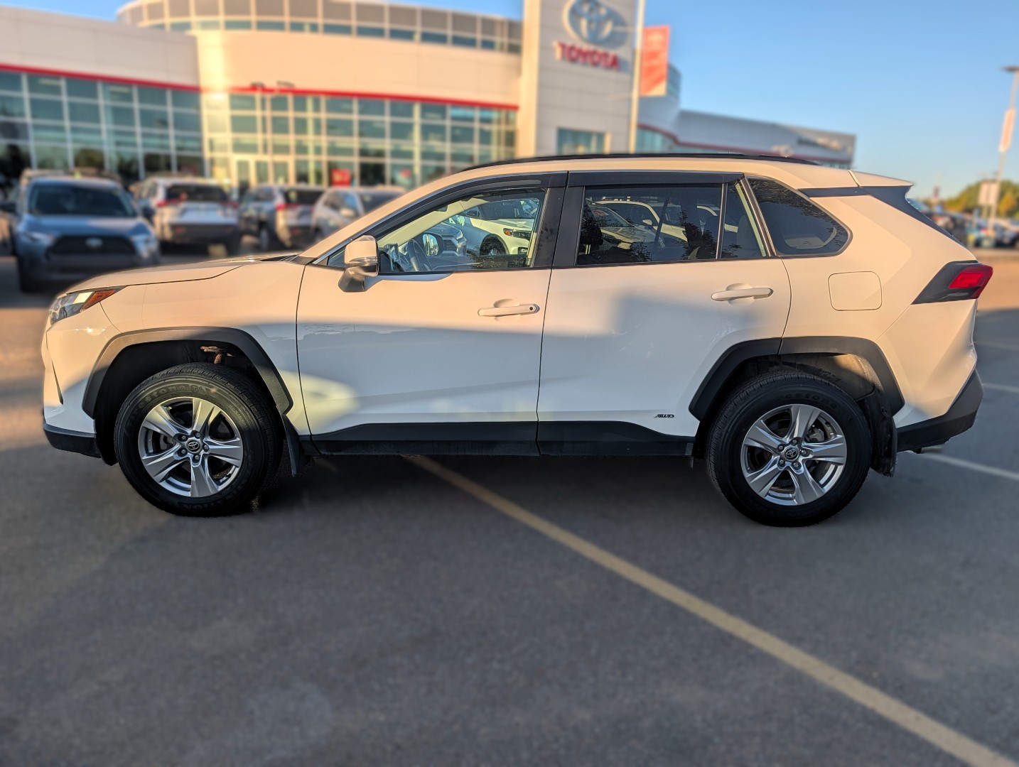 2023 Toyota RAV4 Hybrid - photo 3