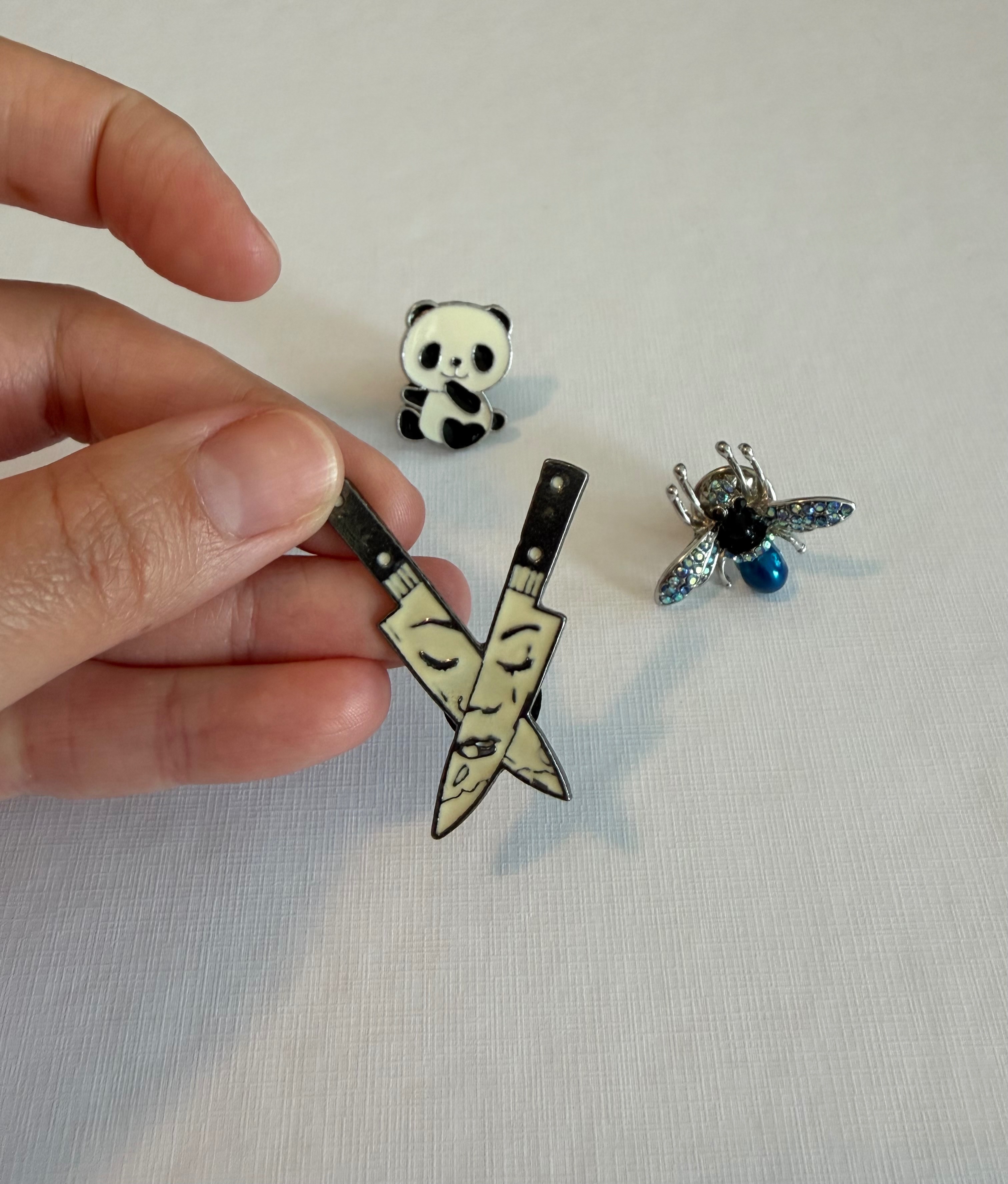 Lot of 3 Enamel Pins Panda Bee Crying Knife Brooch Pin - photo 5