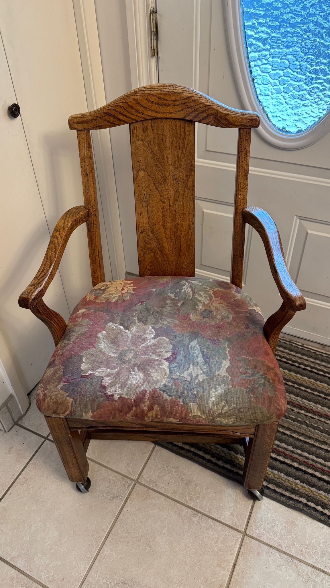 Set of 4 Comfortable Wood Chairs with Wheels – C$300 - photo 3