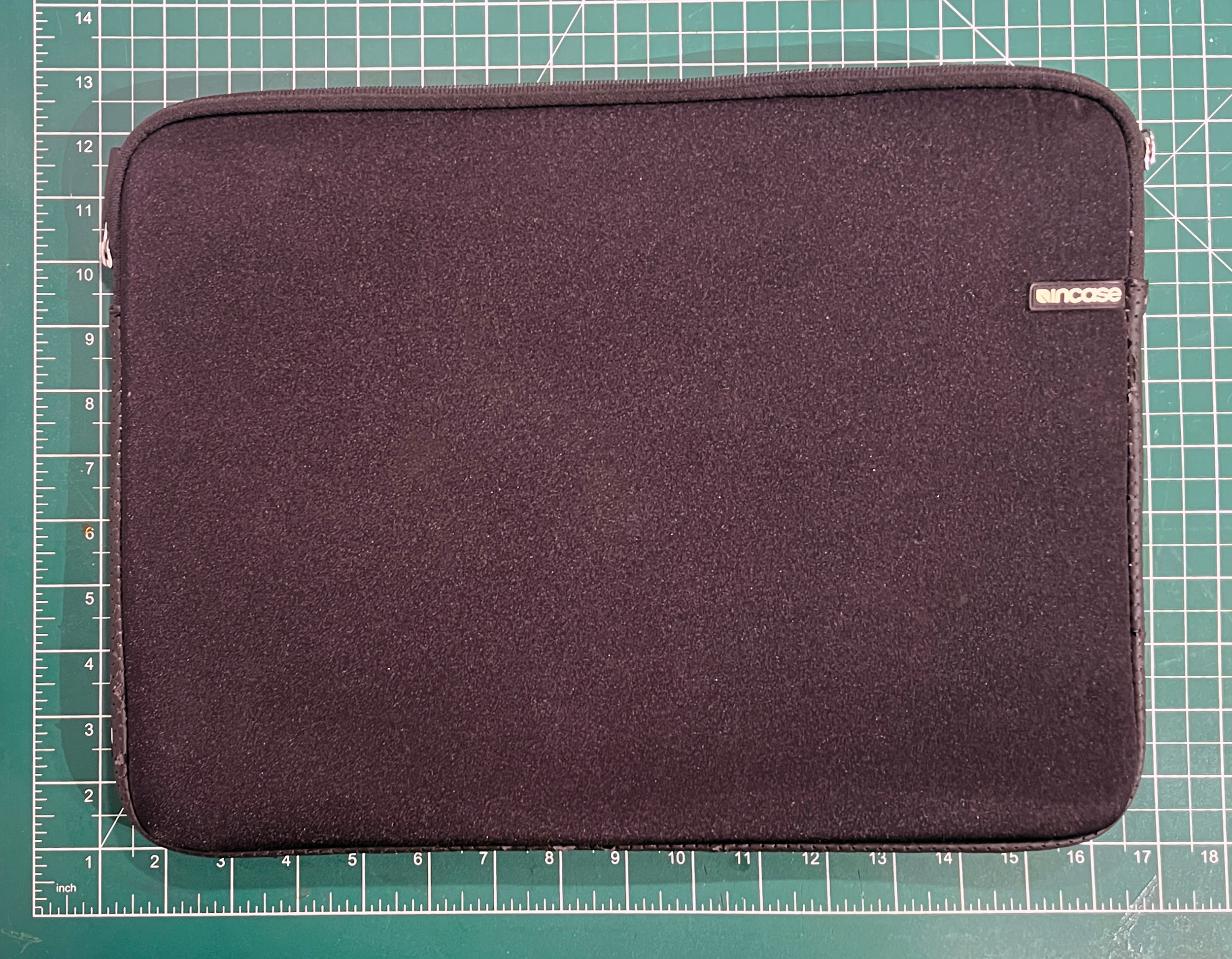 Incase 15" MacBook Sleeve — Black Neoprene with Soft Lining - photo 3