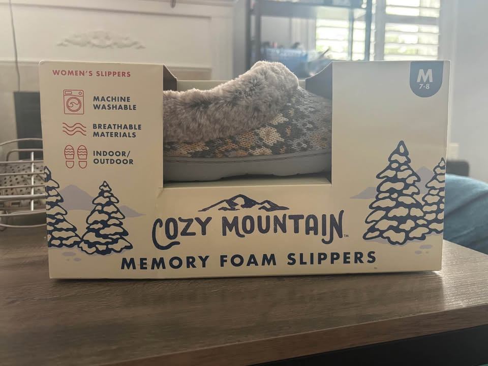 BNIB Cozy Mountain Memory Foam Slippers - MED 7-8