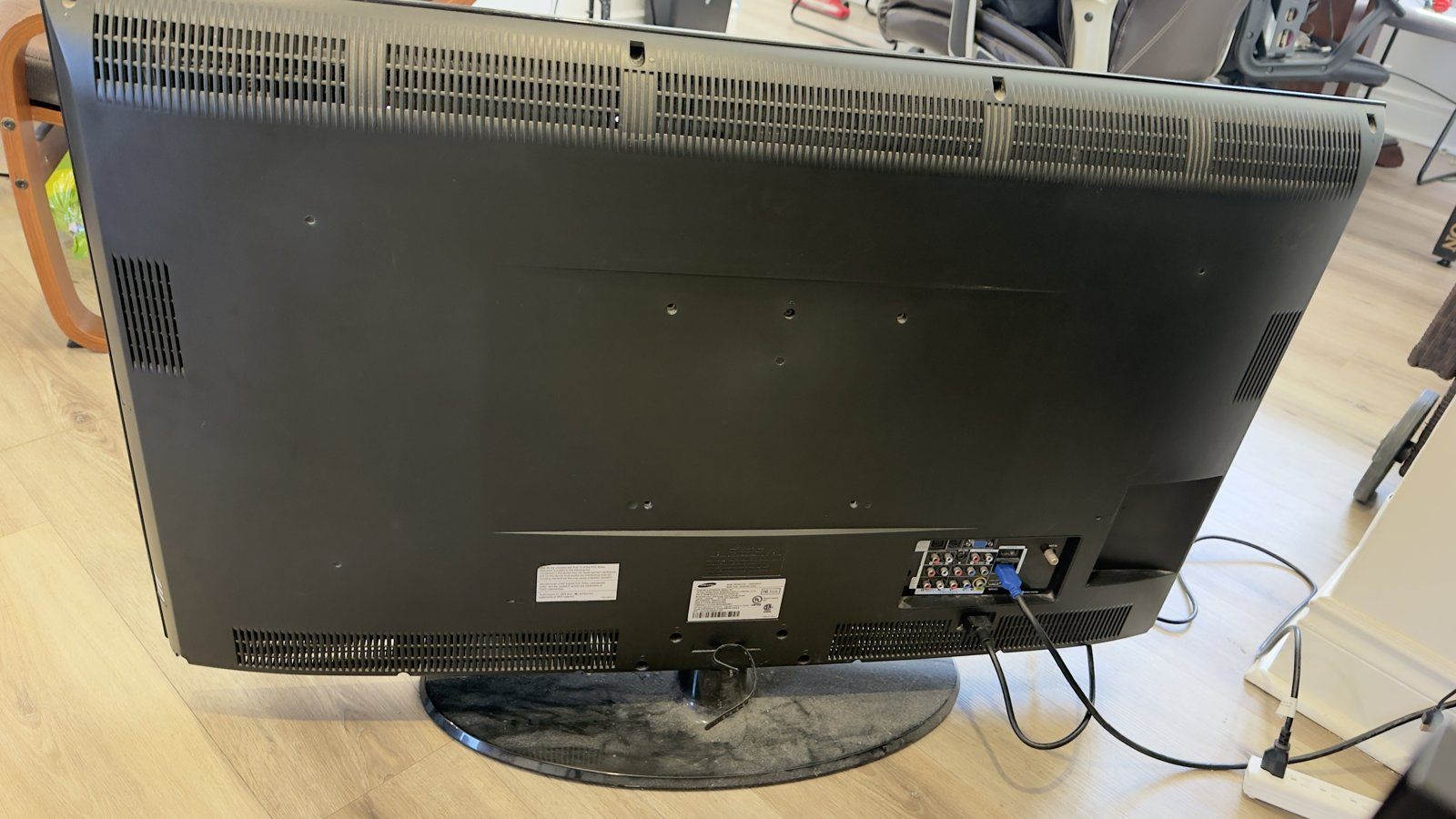 40" Samsung LCD TV (LN40A330) with Stand – Works, HDMI - photo 2