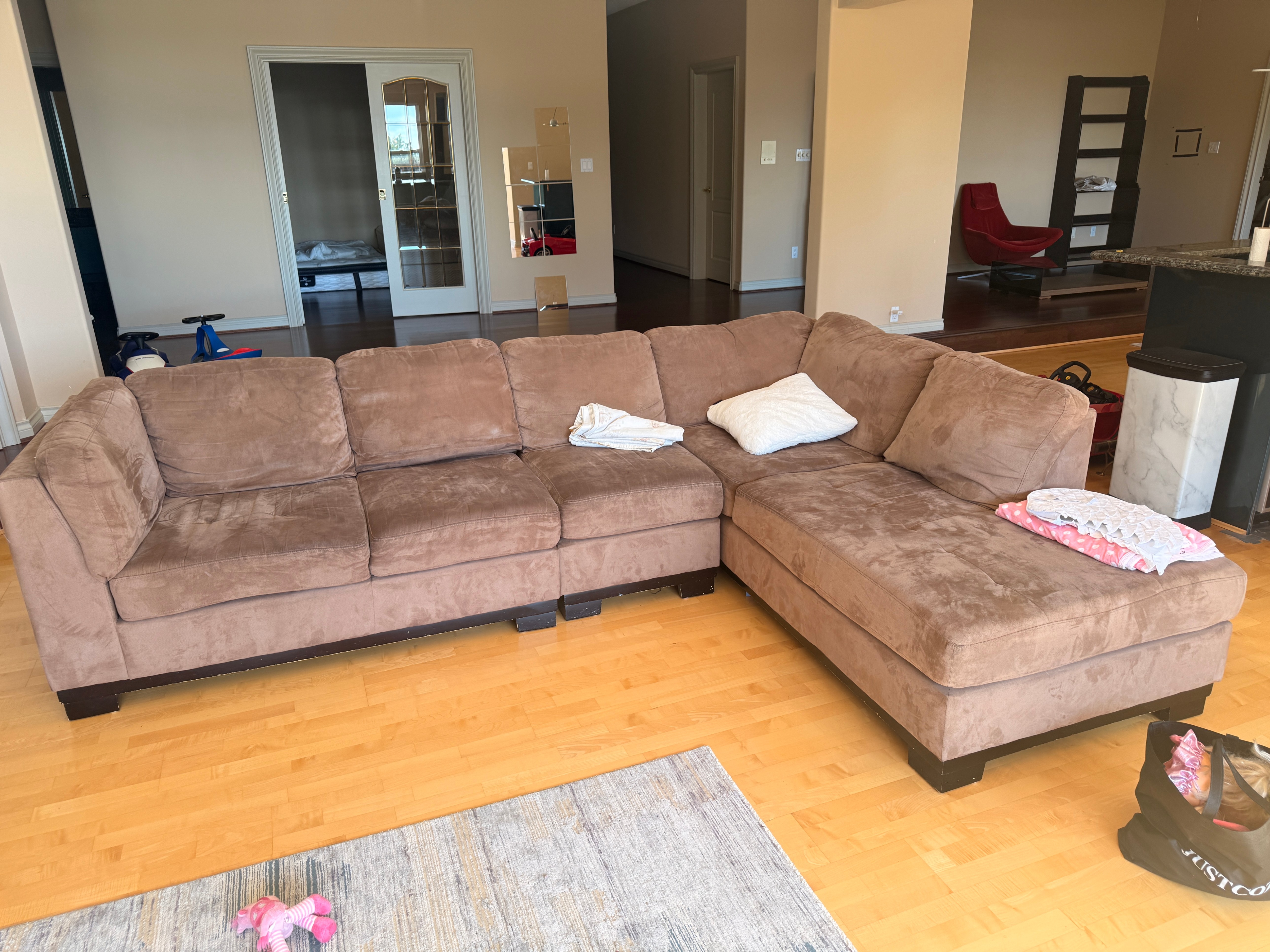 Large Brown L-Shaped Sectional Sofa with Chaise
