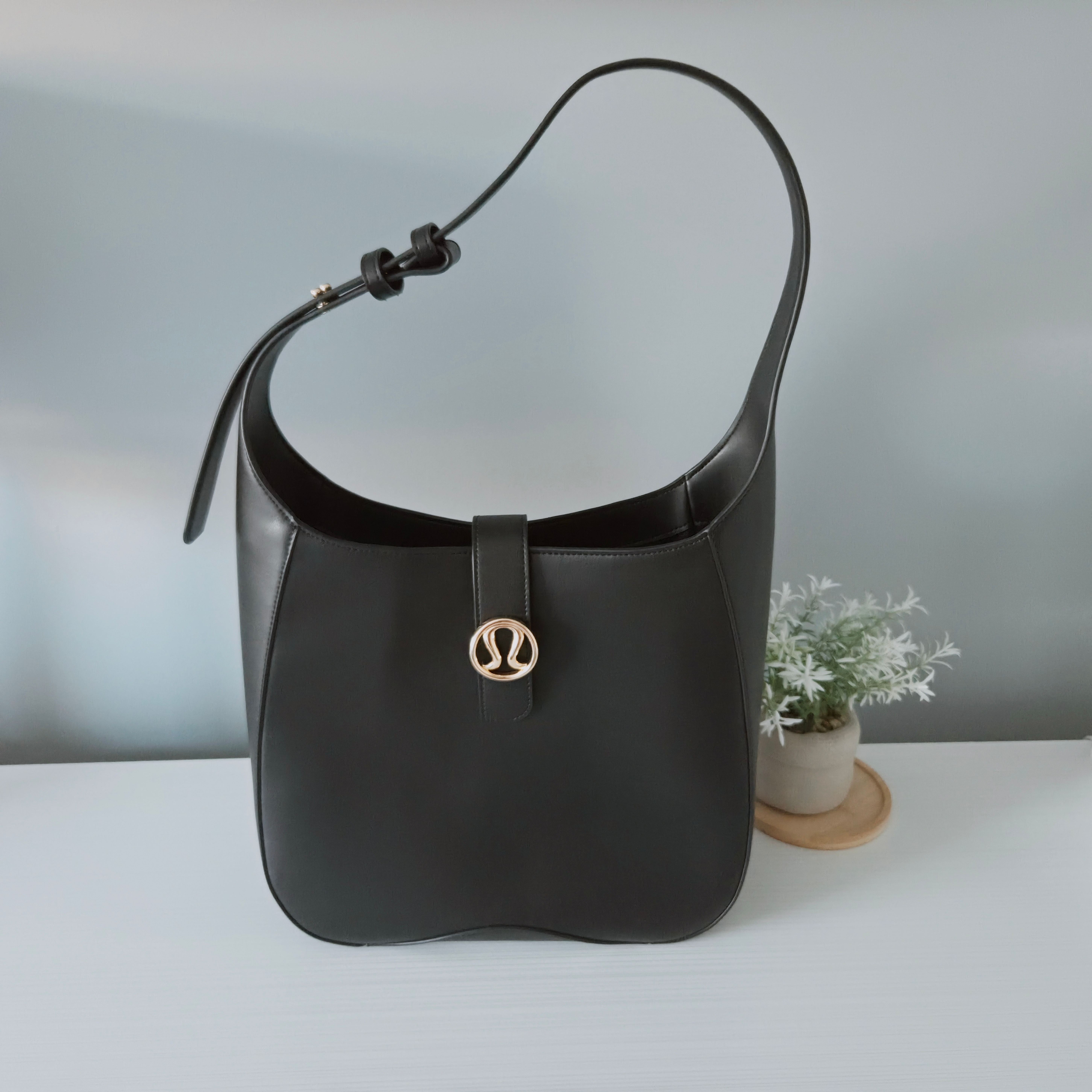 Lululemon Black & Gold Shoulder 8-Litre Bag - Pre-Loved! ✨