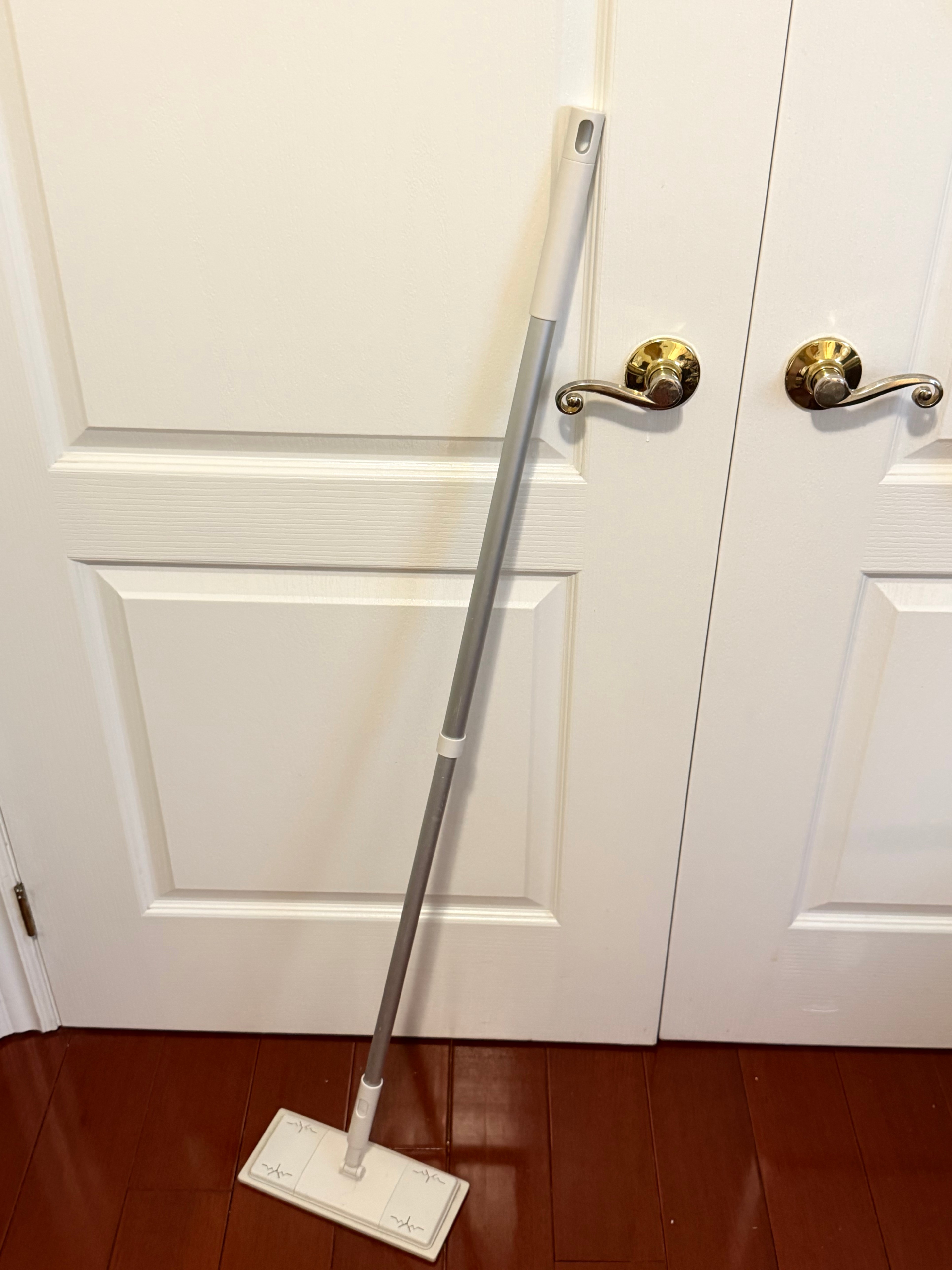 Flat Floor Mop with Long Handle – Disposable Wipe Compatible
