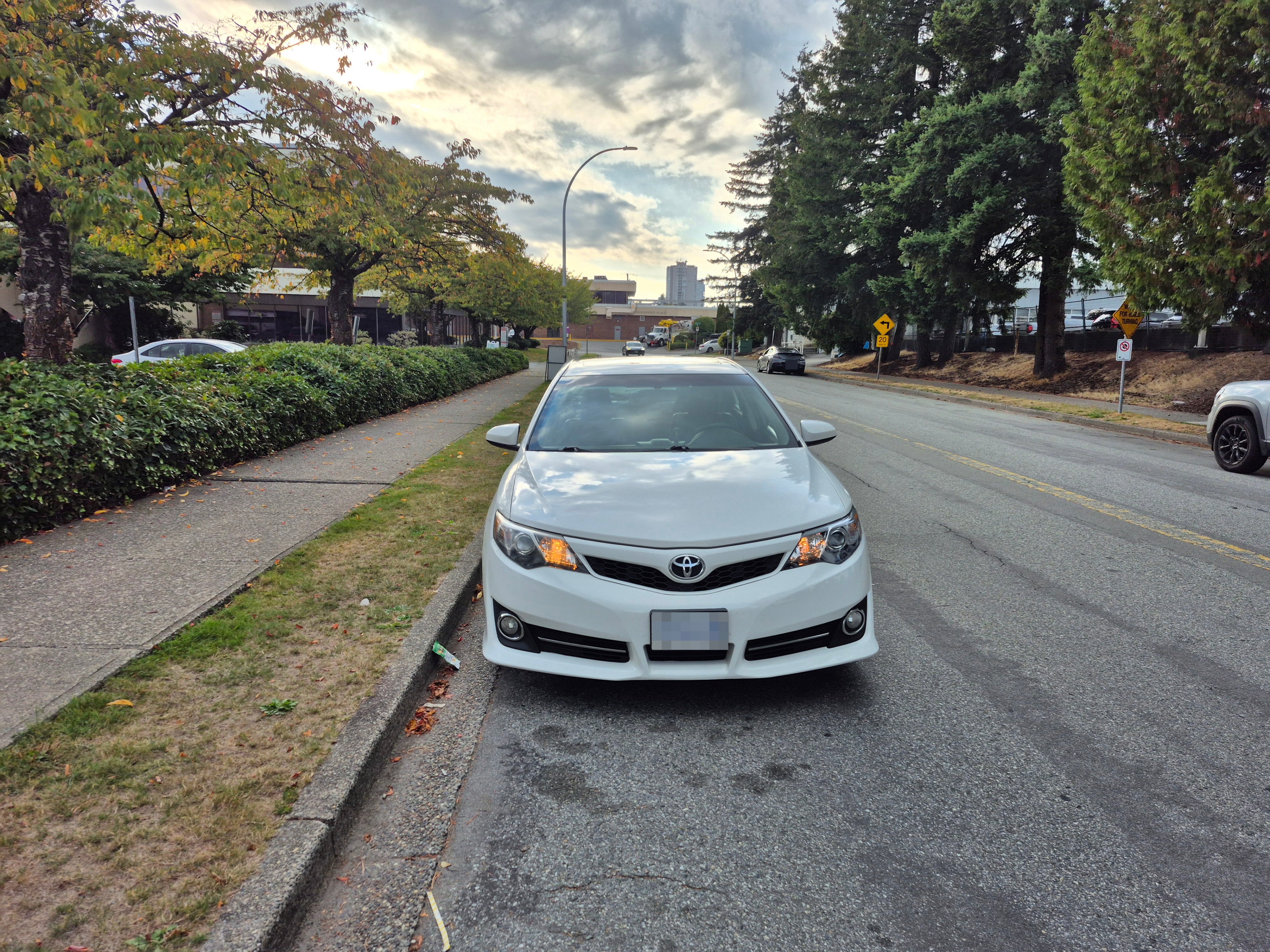 2014 Toyota Camry SE 4-Cyl - Clean Title - Winter Tires & Rims
