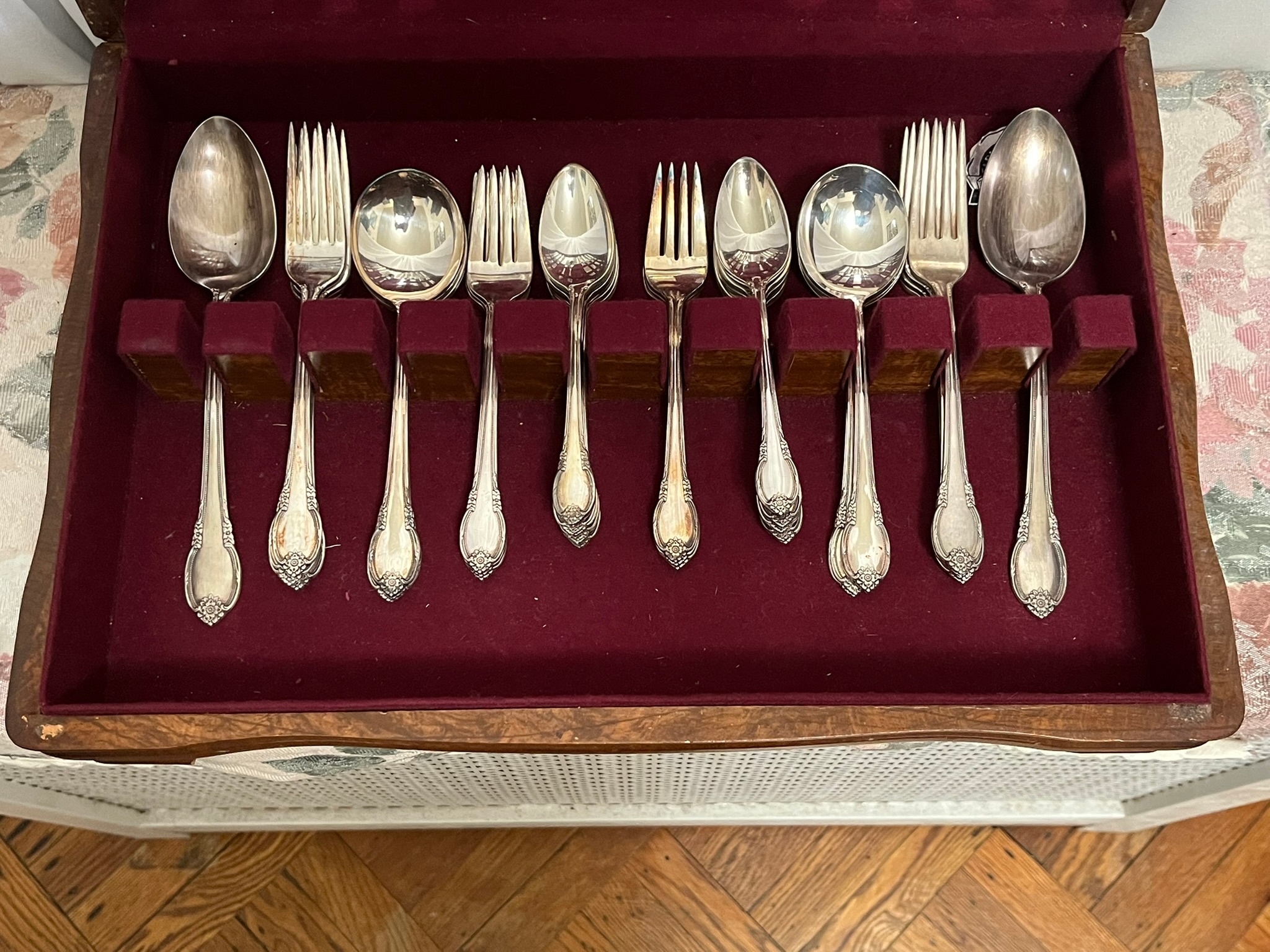1847 Rogers Bros. Silverplate Flatware Set (with Original Case) - photo 3