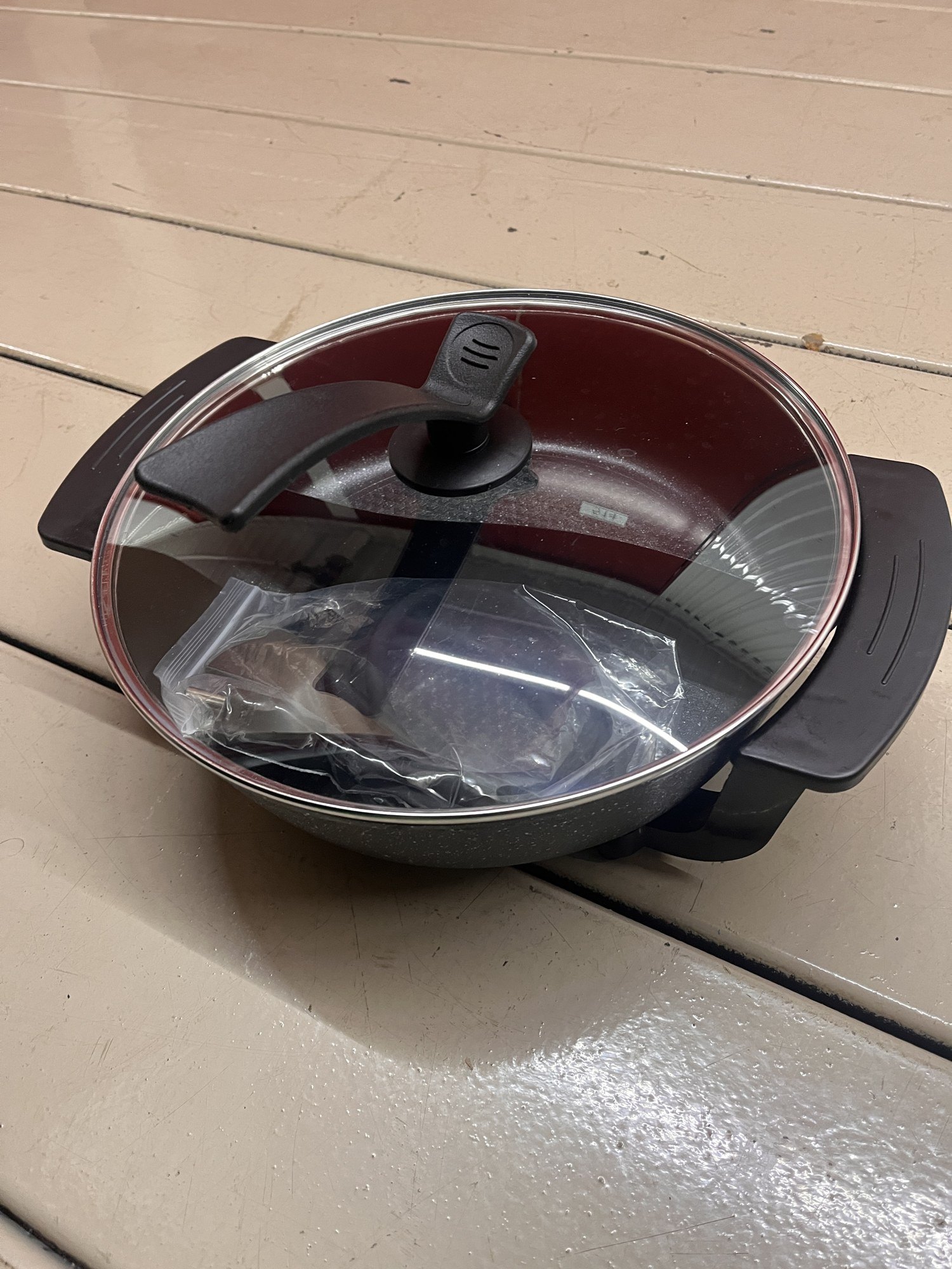 Electric Hot Pot 6L with Divider – Glass Lid – Near New – $40