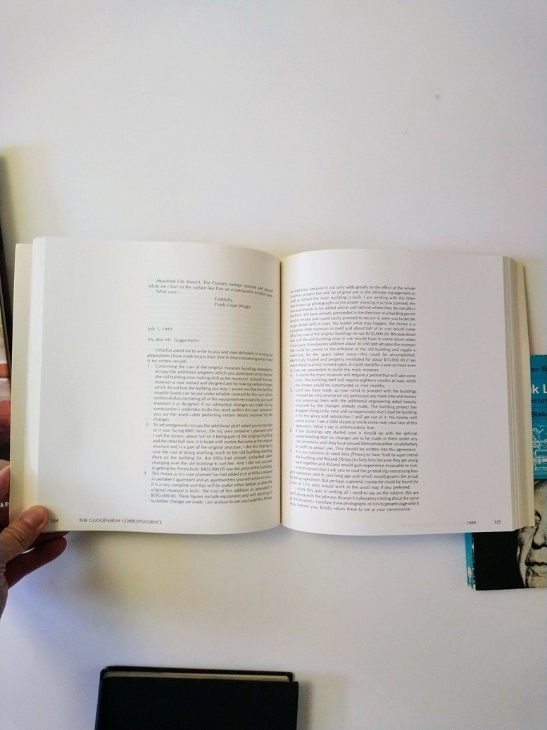Frank Lloyd Wright reads! - photo 5
