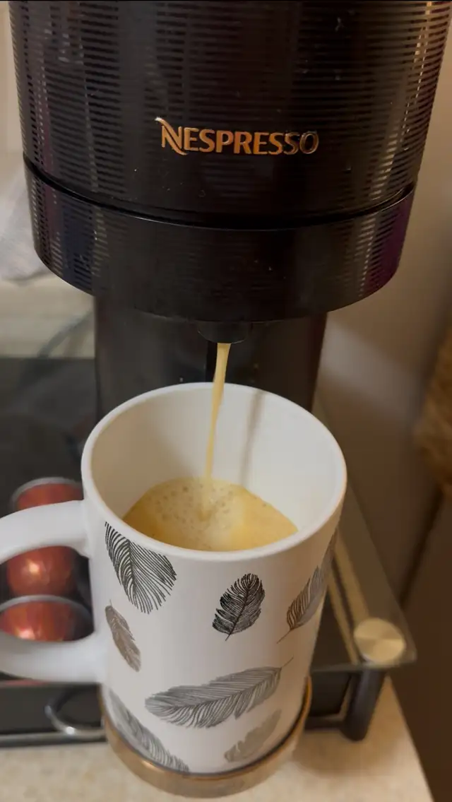 Nespresso Vertuo Next (rose gold) + pod tray - photo 2