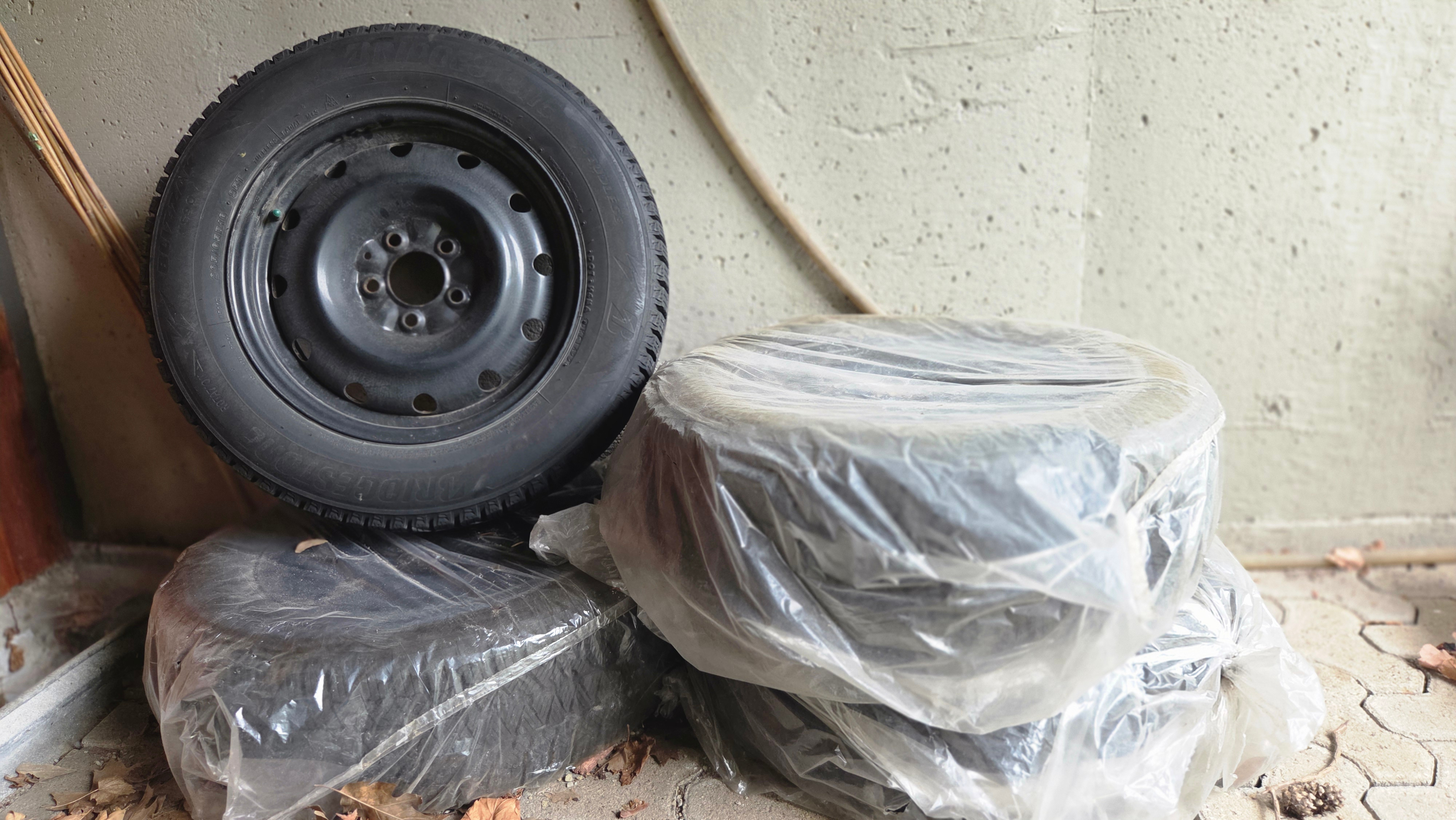 Set of Winter Tires on Rims (205/65R16)- Bridgestone - photo 4