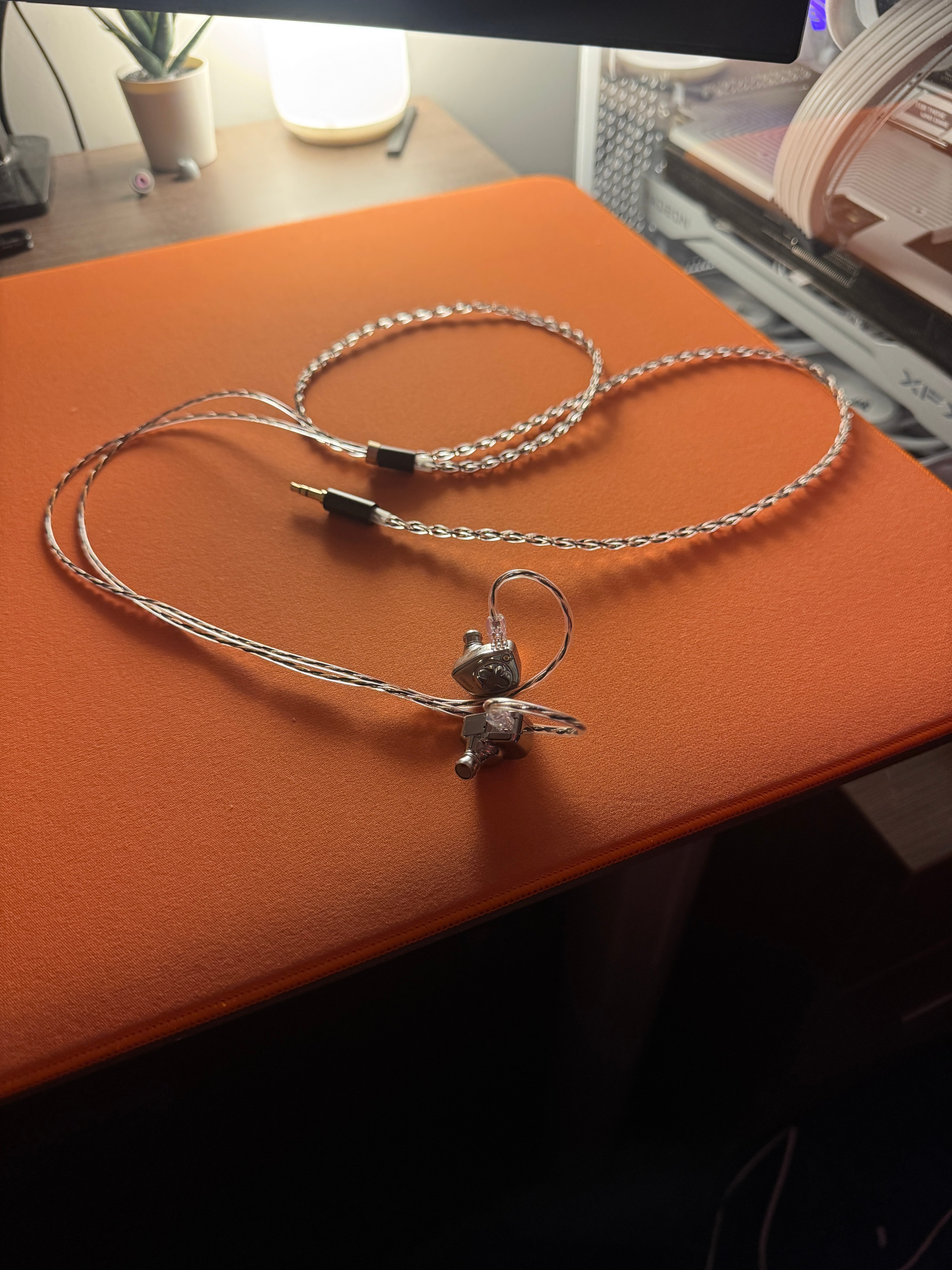 SIMGOT EW300 Silver IEMs – Like New, Complete with Box - photo 2