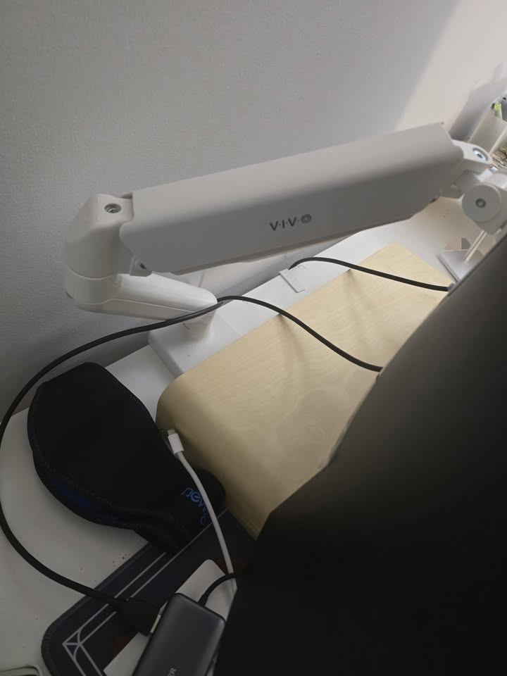 Gaming Monitor (VG32VQ1B) with monitor arm, in great condition - photo 2